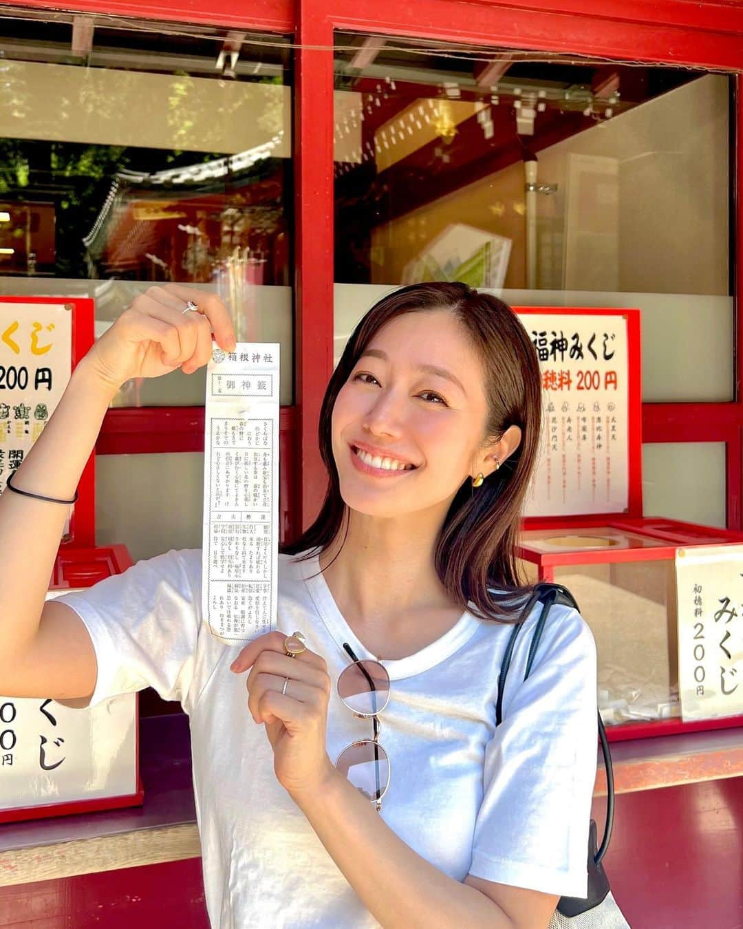 喜多よしかのインスタグラム：「⛩箱根 御利益詰め込みハッピー投稿⛩  おみくじ大吉ニヤリドヤ三連発写真の後、絶景納めてます🙏🏻🥴➡︎➡︎➡︎  楽しみにしていた湖に浮かぶ神秘的な鳥居。 とっても美しくて神秘的でしたが、完全にフォトスポットと化してて沢山の外国の方々で賑わってまして。 私も写真撮ってささっと退散🏃‍♀️  次回はもっと早朝に行ってゆっくりお参りしよう…✊🏻  しかし、想像よりもとっても綺麗で透明度の高い湖で綺麗でした。 いく価値あり🙆🏻‍♀️  階段を登った上の御本殿は、午前中早めの時間だと割と空いていてお参りしやすかったです。  おみくじも無事一回で大吉😽🫶🏻 （大吉が出るまで引き続けるのはここだけの話）  最後は車で移動して徒歩20分ほど山の中を歩き 九頭龍神社へ。  美しい〜…  帰りは暑さでヘトヘトだったのでクルージングして帰っちゃいました。 湖の中から見る景色がまた別の美しさがあって良かったです🙏🏻✨  #箱根神社 #平和の鳥居 #九頭龍神社 #クルージング#箱根旅行 #箱根温泉#箱根旅#芦ノ湖#おみくじ大吉 #神社巡り #神社仏閣 #hakonejapan #hakone#喜多よしか#東京モデル#撮影モデル#白Tシャツ」