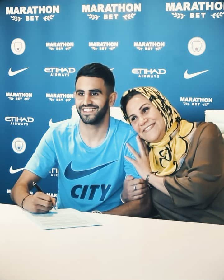 リヤド・マフレズのインスタグラム：「Dear Cityzens,  Today marks the end of an unforgettable chapter in my life, a five-year journey filled with countless memories. Before leaving, I wanted to thank the board, the manager and the staff for giving me the chance to prove myself at the highest level.  To my teammates, both past and present. Sharing the pitch and the dressing room with you has been a pleasure. Together, we’ve broken countless records, achieved what seemed impossible and never stopped believing in ourselves during the challenging times we faced. Our last season will forever be remembered in our Club and beyond, and I’m proud to have been a part of it.  Finally, I wanted to thank you, Cityzens. Thank you for making me feel like a part of your family from day one, and giving me the confidence every time I stepped onto the pitch wearing this shirt. I’ll be forever grateful for your support and your love. Today I leave but I will never forget any of you.  I wish the very best for the Club in the future, until we meet again.  Thank you for everything, Riyad.」