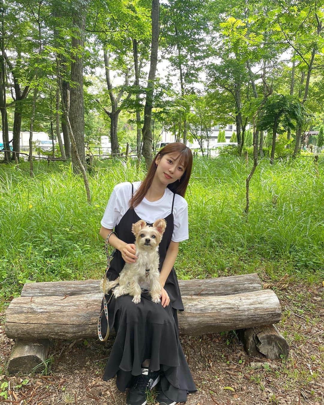 溝口恵のインスタグラム：「この間Wan's Resort 山中湖に泊まった時に愛犬ひじきは旦那さんとドッグランでたくさん走った後（私はのほほんと見てました）隣にある小さい小道で休憩がてらお散歩をしました🐶  この時の写真たくさんなのでちょこちょこ投稿しますね🤲  #ひじめぐ #dog #愛犬 #犬」