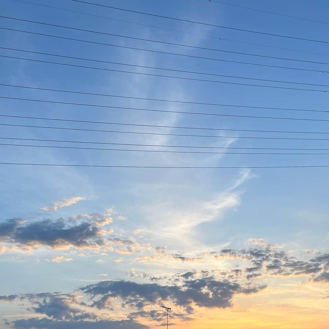 杉本彩寧のインスタグラム：「久しぶりにお空の写真　投稿してみる☁️」