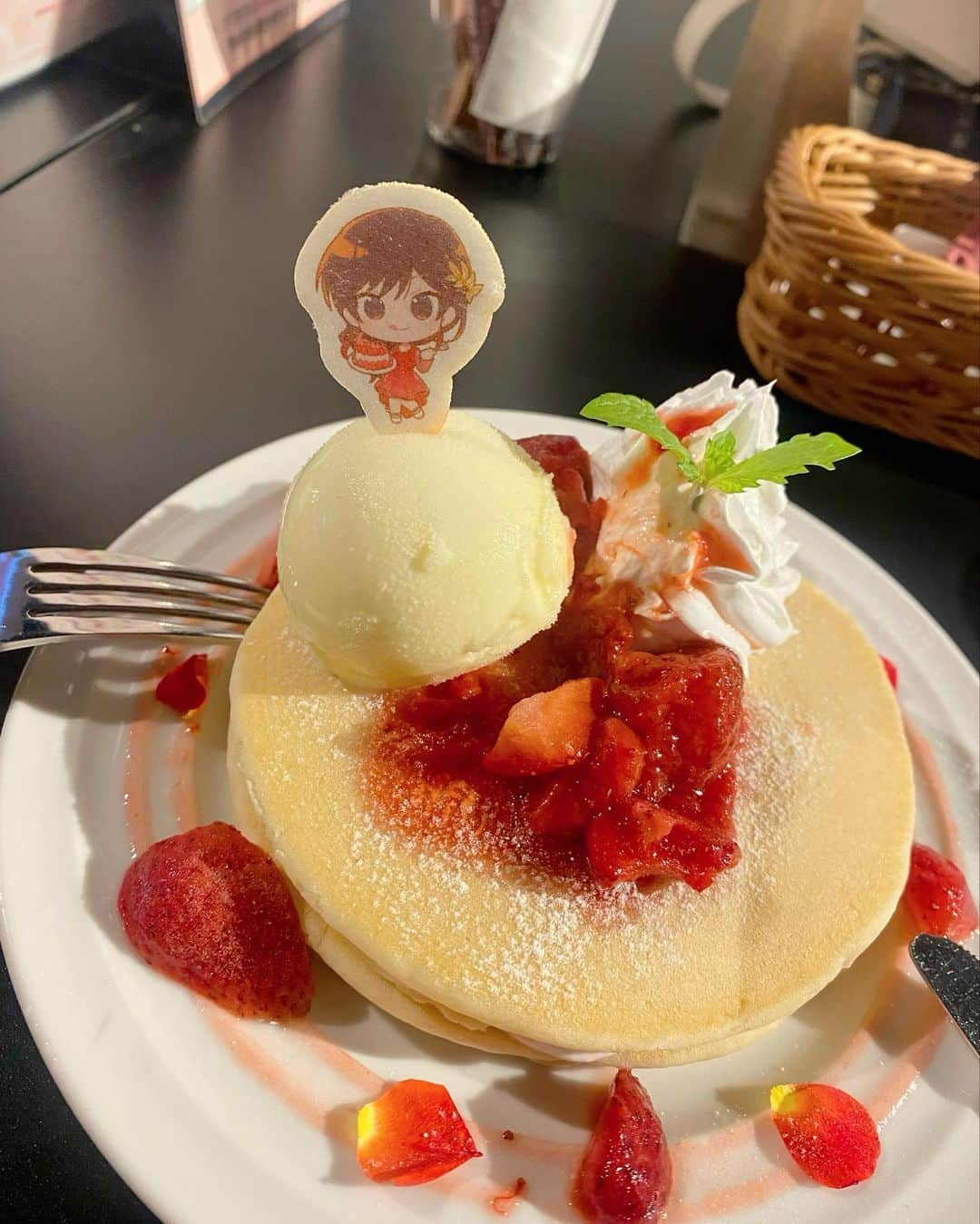 河村ここあのインスタグラム：「かのかりコラボカフェ☕️🤍 (2枚目には久しぶりのプリクラです♡)  「彼女、お借りします」のコラボカフェに行ってきました〜♡ コラボカフェにずっと行ってみたかったので 本当に嬉しかったです🥹 千鶴ちゃんに合わせたコーデとヘアをしたので 一日中るんるんでした🎀  好きなアニメや漫画の話をするのって 本当に楽しいですよね👼🏻 あと個人的に、等身大パネルがあると推しに 会えた気持ちになるので幸せでした🤍 みなさんの好きなアニメや漫画はありますか？  #かのかり #彼女お借りします  #ちづる ちゃん　#水原千鶴 ちゃん #かのかりコラボカフェ #河村ここあ」