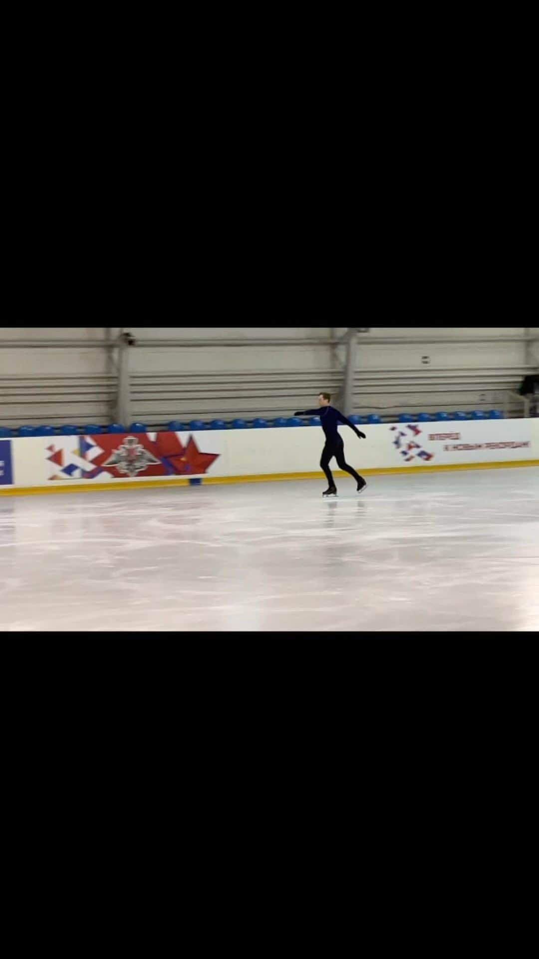 アレクサンドル・サマリンのインスタグラム：「Полным ходом 4Lz+3T 💪🏻  #work #4Lz #4Lz3T #figureskating  #jump #скачем   @sokolovskaya_team  @svetlana.sokolovskaya.65」