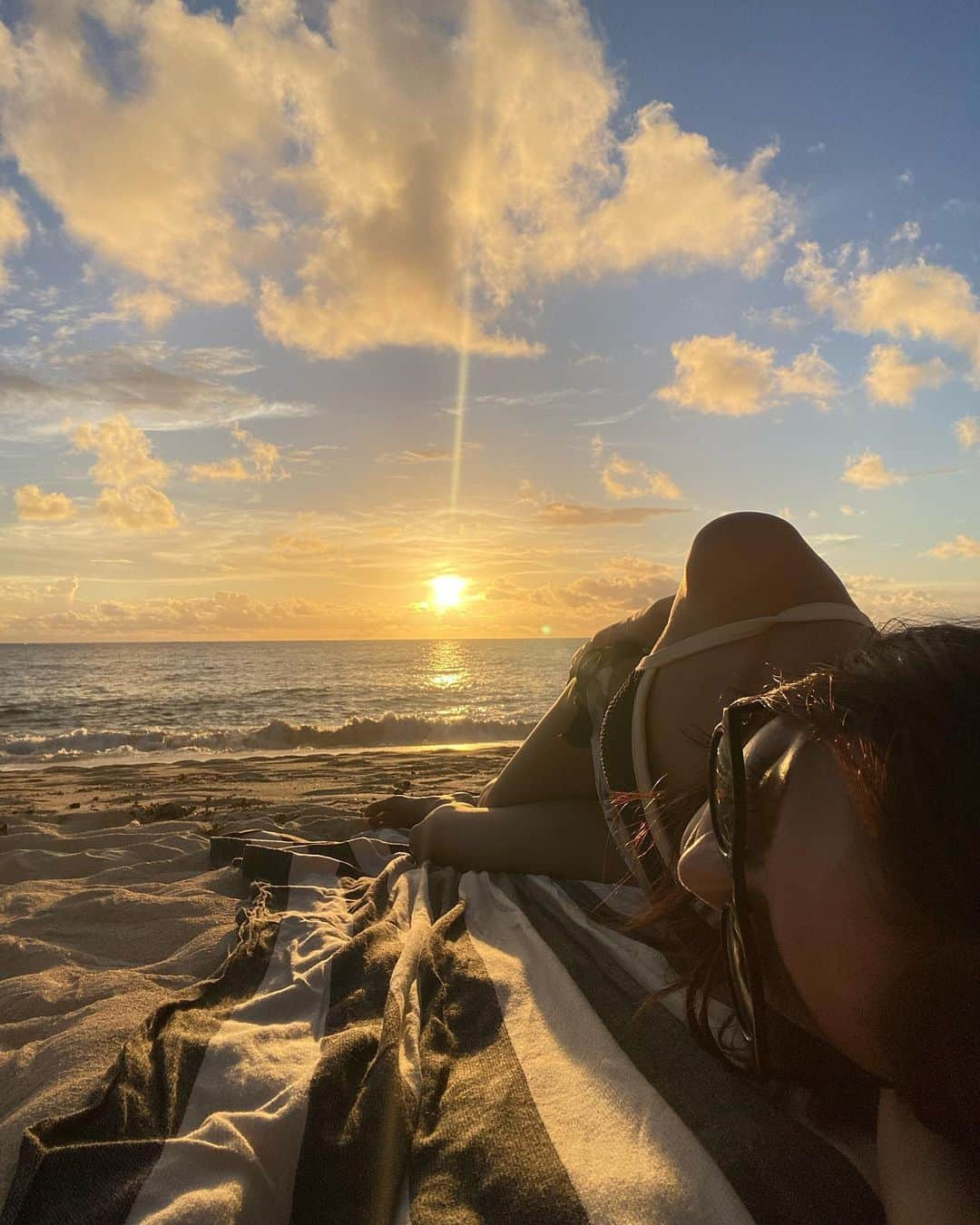 rittann48のインスタグラム：「💙Beach Sunset🌅  sunsetも beach chill🏝️ 久しぶりにキレイな夕日を見た🧡  人もほとんどいないビーチで ゆっくりぼーっとできた👍  #宮古島 #秘境ビーチ #サンセット #夕日  #伊良部島 #池間島 #来間島 #沖縄 #離島  #宮古島旅行 #沖縄旅行 #島旅  #旅行好きな人と繋がりたい  #写真好きな人と繋がりたい  #irabujima #miyakojima #kurimajima  #miyakoisland #ikemajima  #okinawa #japan #japantravel  #sunset #photography  #photooftheday #phototravel  #일본 #미야코지마 #여행」