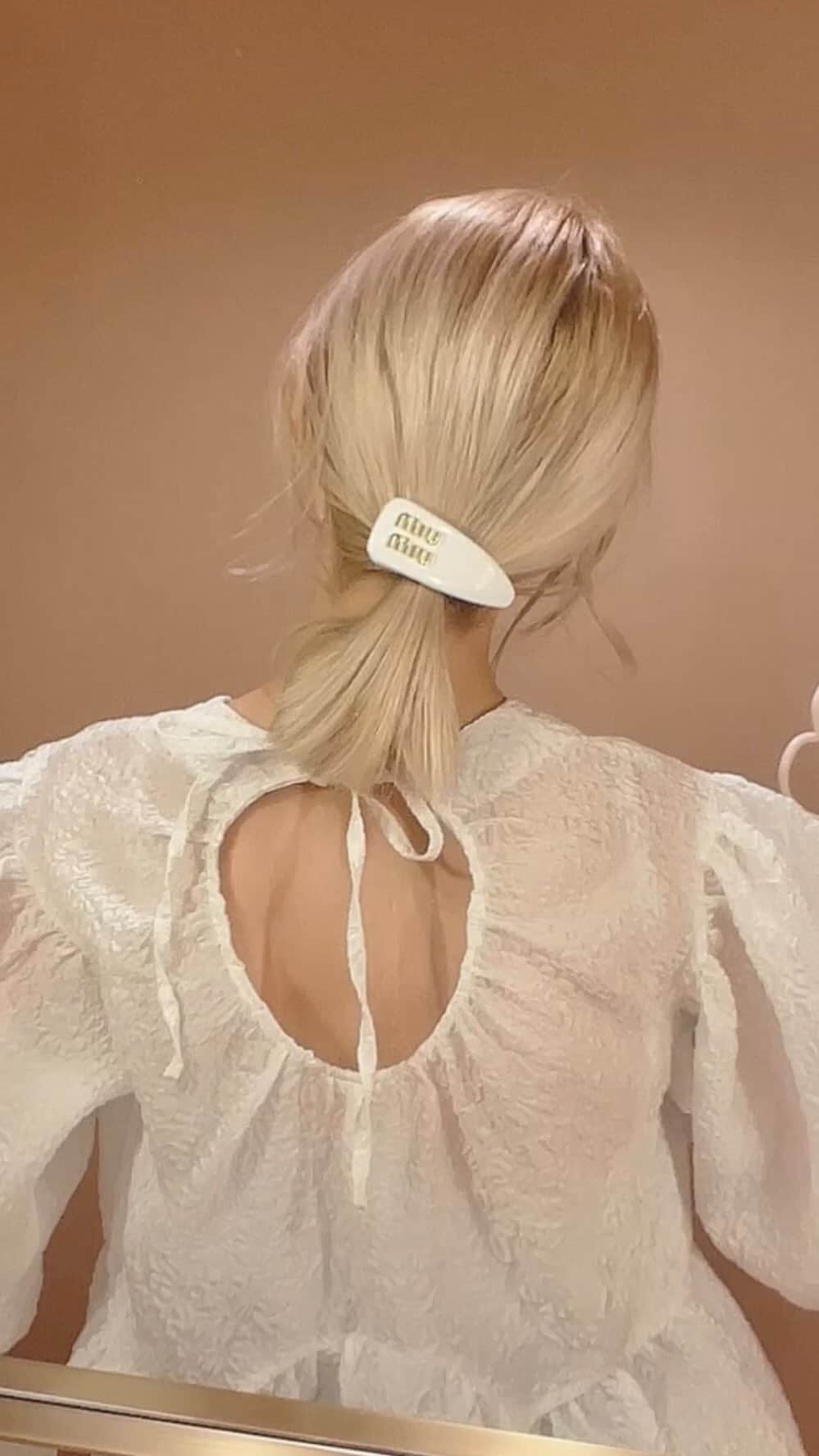 MOMOKOのインスタグラム：「🎀🤍」