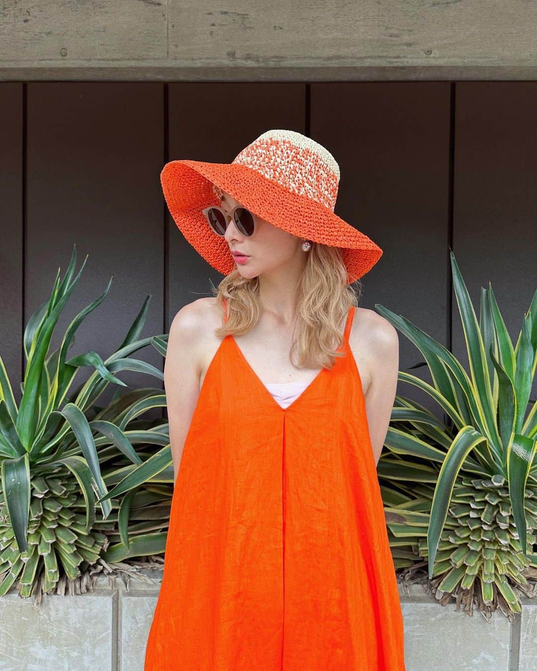 岩渕加恵さんのインスタグラム写真 - (岩渕加恵Instagram)「☄️ 🧡 🍊 📙 🥕 全身でオレンジを感じた日〜🫶🏻 @cosstores_jp コーデ😚🌈  ビビットオレンジがめちゃ可愛いワンピは リゾートにもシティにもぴったり👗🧡  麦わら帽子とサンダルも全部COS〜✨  172cmの私の着用サイズ🙋🏼‍♀️🌼 👗38サイズ 👒Sサイズ 👡39サイズ  #cosstores #COSbyyou #cosjapan #cosstoresad #夏ワンピ #カラフルコーデ」7月28日 21時17分 - kae0113