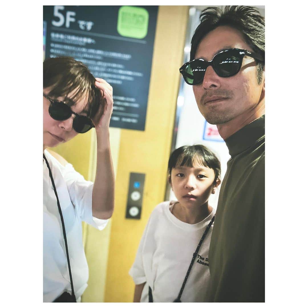肥野竜也のインスタグラム：「＂おでかけ＂ 仕事終わりに家族でお出掛け〜 ちょっとバタバタしてたので、久しぶりに家族との良い時間。 ⁡ #ファミリー #家族 #お出掛け #娘 #夫婦」