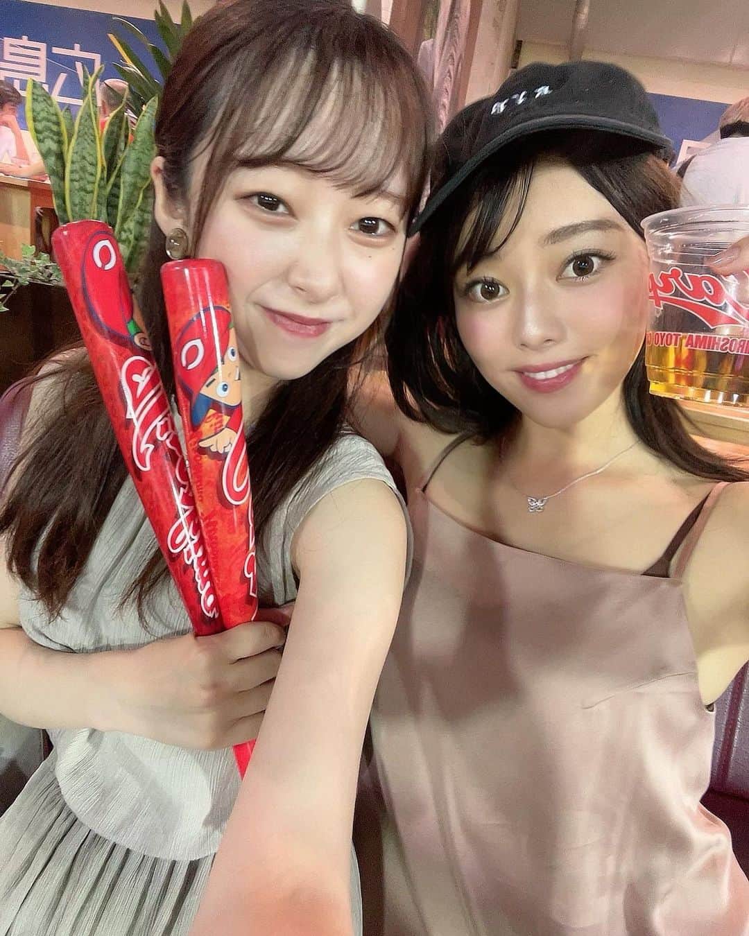 みさきのインスタグラム：「9月にカープ関連の イベントが予定されています🤜🏻⋆͛♡  先着25名 8月9日20:00~ 予約受付が始まる予定です☺️ 女の子も男の子もぜひ予定あけといてください🥰  ⚾️ 写真は最高の試合だった時のです！ 局の推しメンディレクターちゃんと 行きました‪🫶🏻️💞  サウナの中にいるみたいに 暑かったけど楽しかったです:)  2枚目でわかるんだけど、、 髪の毛がペタペタくっついて 汗が滝のように流れます！ みてるだけでこの汗なら 選手は相当な暑さだろうな🥹 カープ首位すごい✨頑張れ〜！  #10連勝 #単独首位」