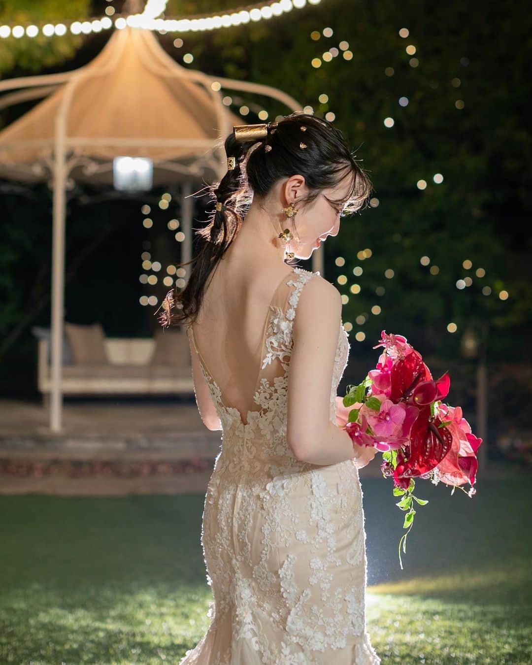 ANNIVERSAIRE アニヴェルセル 公式さんのインスタグラム写真 - (ANNIVERSAIRE アニヴェルセル 公式Instagram)「卒花嫁様のトータルコーディネート👰🏻‍♀️💕  肌馴染みの良いベージュのマーメイドドレス✨ ふわっとした裾が、より一層ご新婦のスタイルを際立たせるドレスです。 ドレスに合わせた、レッド×ピンクのウェディングブーケや、ゴールドのアクセサリーも相性ばっちりですよね🪄  オシャレなトータルコーディネートのご紹介でした！ 参考になったらぜひ保存してくださいね💐  📷post by アニヴェルセル 立川 @anniversaire_tachikawa 東京・立川の結婚式場です💎  アニヴェルセルの全国10会場はハイライトの【結婚式場】からチェックしてください🕊  ﾟ･*:.｡. .｡.:*･゜ﾟ･*:.｡. .｡.:*･ﾟ･*:.｡. .｡.:*･゜ ＼結婚式のお写真を募集中／ アニスタグラムに参加してプレゼントを貰おう🎁！  【参加方法】 投稿に、下記の①〜③を付けてお写真を投稿していただければご参加完了です💕 詳細は @anniversaire_official のプロフィールURL内『アニスタグラムキャンペーン』からもご確認いただけます✨  ① #アニスタグラム ② @anniversaire_official ③ 以下3つのうち写真にあうハッシュタグ 　 #結婚式 　#ファミリーウェディング 　#フォトウェディング  皆様のお写真を楽しみにしております˚✧˳✧༚  ﾟ･*:.｡. .｡.:*･゜ﾟ･*:.｡. .｡.:*･ﾟ･*:.｡. .｡.:*･゜  #アニヴェルセル #アニヴェルセル立川 #東京結婚式場 #立川結婚式場 #結婚式場 #結婚式場選び #結婚式場見学 #ブライダルフェア #プレ花嫁 #プレ花嫁準備 #アニ嫁 #花嫁 #関東花嫁 #東京花嫁 #立川花嫁 #結婚式レポ #挙式レポ #挙式レポート #ウェディングレポ #ウェディングドレス #マーメイドドレス #ウェディングブーケ #お色直しブーケ」7月28日 21時18分 - anniversaire_official