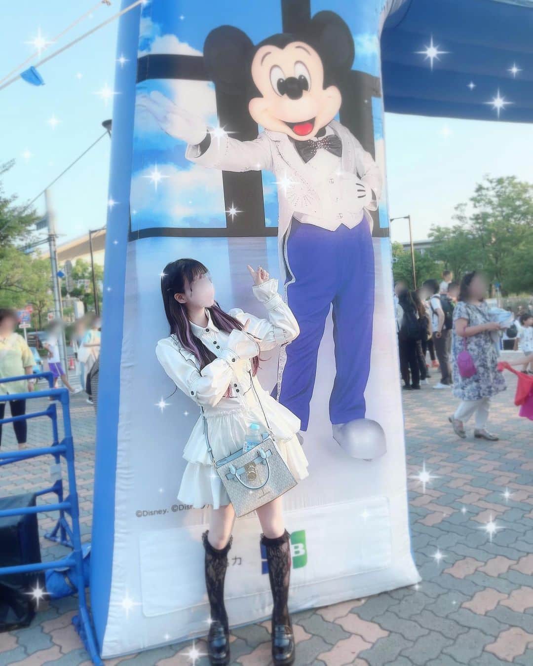 水野愛理のインスタグラム：「ミッキーとぱしゃり🖤🐭  ・  ・  ・  ・  ・  ・   #ディズニーオンアイス  #disneyonice   #ミッキー  #ミッキーマウス  #ディズニー  #ディズニーコーデ  #ヘアカラー  #ヘアアレンジ  #ヘアアレンジ簡単  #ヘア #ロング #エクステ #ピンクインナー#アイドル #idol #量産型ヲタク  #量産  #量産型  #量産型コーデ  #地雷 #地雷系女子  #地雷女  #雰囲気 #雰囲気好きな人いいね  #雰囲気推してください  #雰囲気女子」