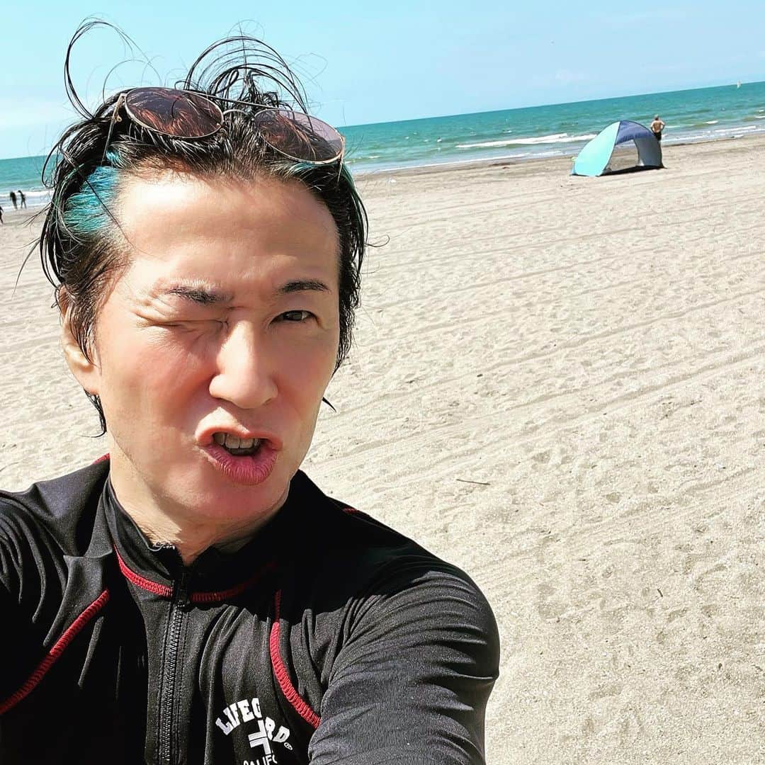 遠藤一馬のインスタグラム：「朝イチで由比ヶ浜まで🚗💨  連日の猛暑で海シーズン真っ只中だし混んでるだろうと思いきや、 平日の午前中はこんなもんかってぐらい空いてて最高だった🌊  午後には戻ってなっちんのMIB5用の衣装を見に行ったりと、朝早くから日暮れまで充実した1日になりました。  しかし毎日暑いねぇ〜☀️」