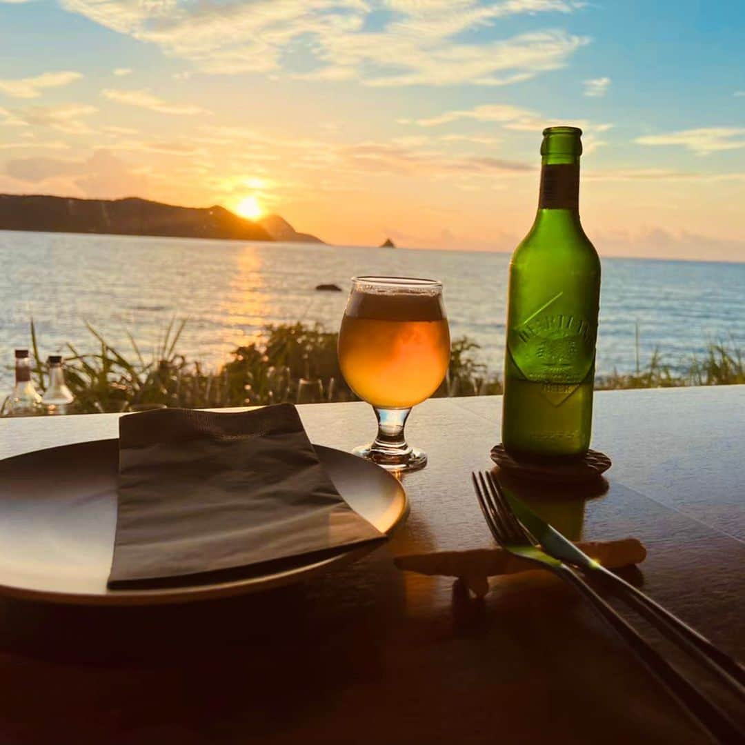 𝐀𝐦𝐢のインスタグラム：「📍2waters  海の目の前のカウンター席だから、時間よって見える景色が変わって素敵すぎた✨  人気すぎて空きがなかったけど、直前で一部屋空いて、泊まれてほんとよかった🥺  #キャバ嬢#キャバクラ#キャバ#キャバクラ嬢#美人茶屋#美人茶屋上野#上野#ueno#新宿#歌舞伎町#六本木#銀座#御徒町#上野広小路#浅草#東京#tokyo#japan#トレーニング女子#飲み好きな人と繋がりたい#奄美大島#奄美大島旅行#伝泊#伝泊thebeachfrontmijora#2waters」