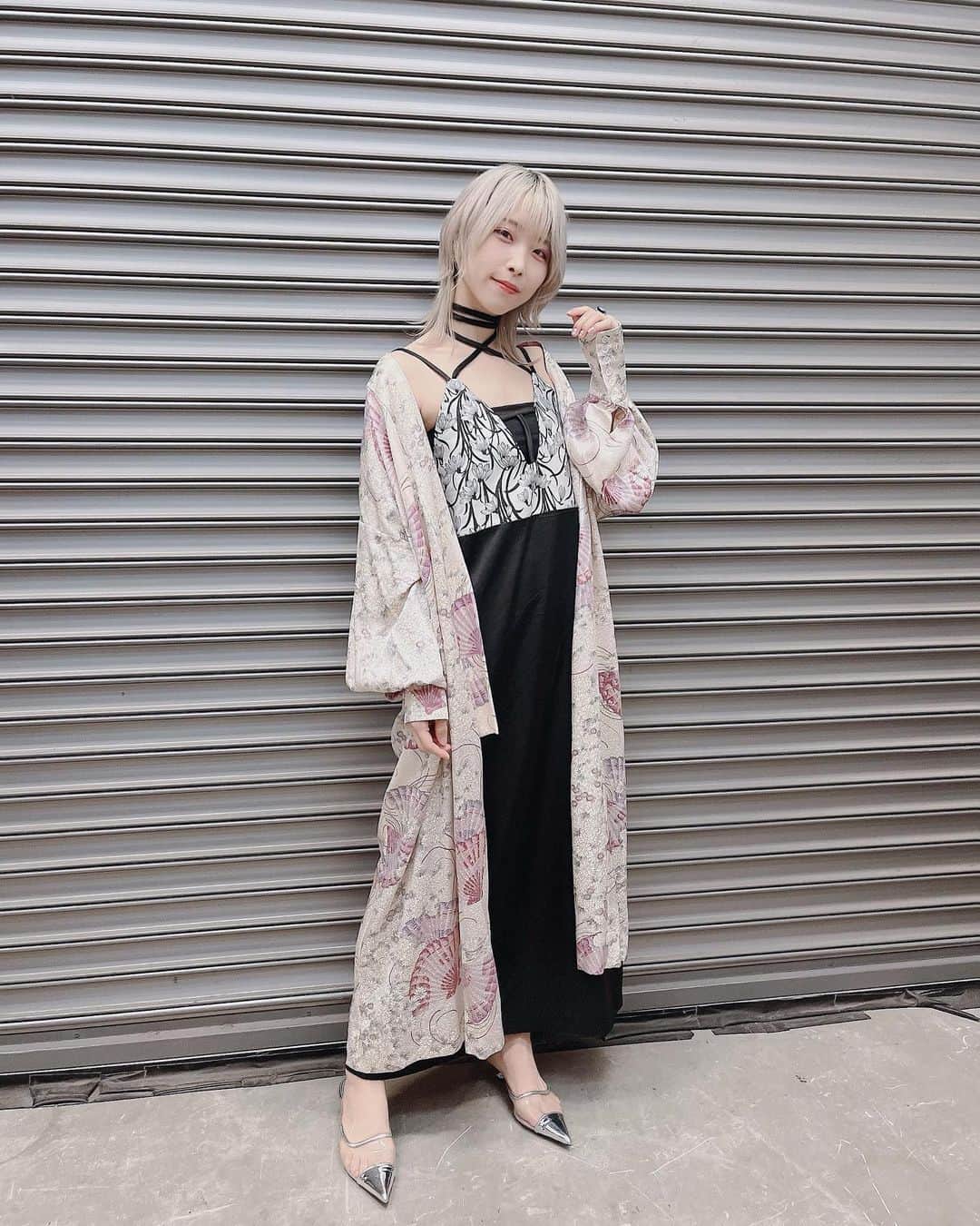 朝日奈丸佳さんのインスタグラム写真 - (朝日奈丸佳Instagram)「昨日のブシロードゲームズ発表会のお衣装です！  リアセカイパートで登壇させて頂きました。ゲームには「ミヤビ」役で出演します！ ミヤビの名のように雅な雰囲気になったかしら？💓  羽織は本物のお着物から作られています。 和服大好きなの。素晴らしい文化。   #fashion  #kimono  #着物  #和服  #ウルフカット #派手髪  #シルバーカラー」7月28日 21時20分 - madoka_maru_hina