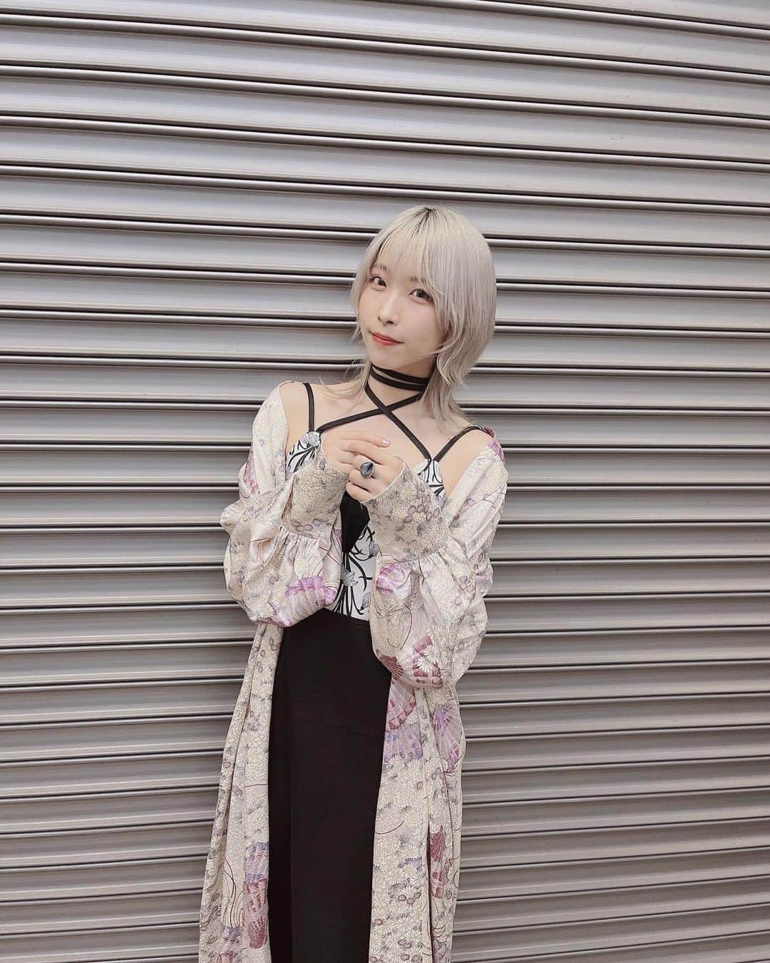 朝日奈丸佳のインスタグラム：「昨日のブシロードゲームズ発表会のお衣装です！  リアセカイパートで登壇させて頂きました。ゲームには「ミヤビ」役で出演します！ ミヤビの名のように雅な雰囲気になったかしら？💓  羽織は本物のお着物から作られています。 和服大好きなの。素晴らしい文化。   #fashion  #kimono  #着物  #和服  #ウルフカット #派手髪  #シルバーカラー」