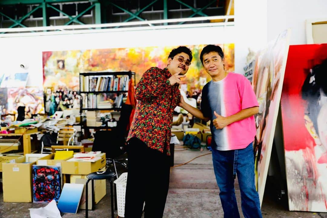 井田幸昌のインスタグラム：「Tony Leung came to my studio. He was such a great person. I was a little nervous at first in front of the big actor, but he was kind and graceful and before I knew it, we had become friends. He told me I am glad to see you because I loved your work! I was so happy to hear you say that 😄☀️ Thank you very much for a wonderful time. Red Cliff and Chungking Express, I used to watch them! What a great day!!  トニーレオンさんがスタジオに来てくれました。 とても素敵な方だった。 大俳優を前にして、最初は少し緊張したけれど、優しく優雅な雰囲気で、いつの間にか仲良くなっていました。 あなたの作品が大好きだったから会えて嬉しい！って言ってくださって、嬉しかった^_^ 素敵な時間をありがとうトニー。👑 レッドクリフや恋する惑星みてたなぁー！ 重慶大厦行ったもんなー。笑  Thank you @calnstagram  @tonyleung_official   #tonyleung #yukimasaida #art #tokyo @ida__studio」