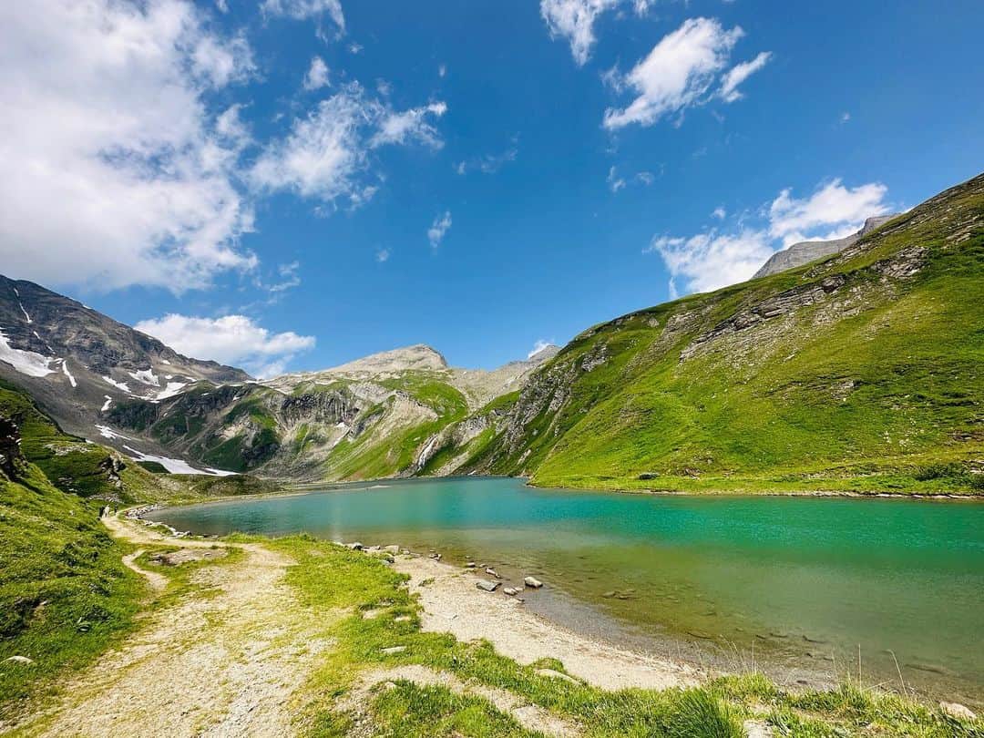 中谷美紀さんのインスタグラム写真 - (中谷美紀Instagram)「いつもあたたかいお言葉をいただき、誠にありがとうございます。  オーストリアより暑中お見舞い申し上げます。  ちなみに写真は、フィルハーモニクス のコンサートツアーにて東チロル地方へ向かう道すがら通ったグロース・グロックナーアルプス山岳道路です。  #オーストリア #グロースグロックナー  #グロースグロックナーアルプス山岳道路  #森林限界 #ヨーロッパアルプス #オーストリアアルプス #車旅 #中谷美紀 #austria #großglockner  #großglocknerhochalpenstraße  #europeanalps  #austrianalps  #cartrip #forestlimit  #mikinakatani」7月28日 21時21分 - mikinakatanioffiziell