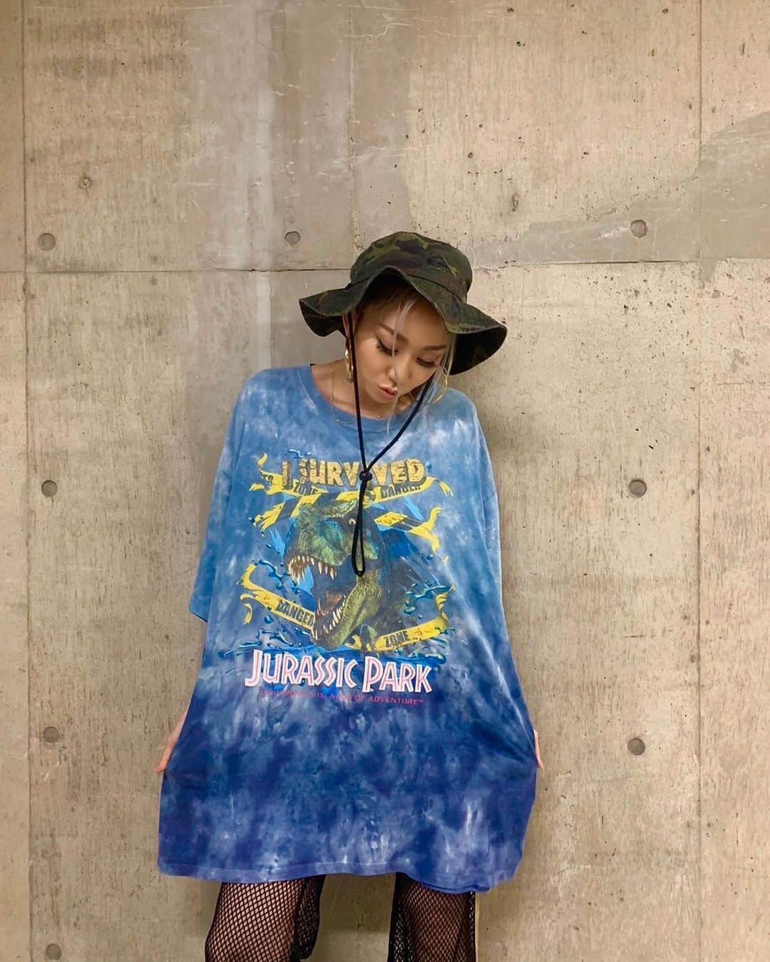 倖田來未のインスタグラム：「. あっつーーいっ！！ 夏バテしないためにも気持ちからやね！ってことで ファッションで少しでも涼しい風で！ ⁡ ジュラシックパークビンテージTシャツ👕 ⁡ #summer #kodakumi #倖田來未」