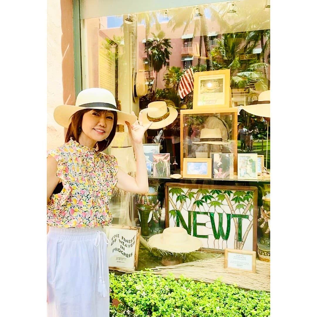 松本伊代さんのインスタグラム写真 - (松本伊代Instagram)「ヒロミさんのハワイロケに便乗して ロケ中、帽子屋さんで 声だけ参加した時に 買ってもらったパナマ帽。  高級品。 大切に使う🩷  アロハマドレーヌ 美味しい〜可愛い〜 お土産に最高！ @alohamadeleine こちらは、 ロイヤルハワイアン限定のピンクで、 DEAN&DELUCAにも、 ありますよー🌺  キューティー☆モリモリのLIVEでつけていた ネックレス。  @labelleetude_official  #Hawaii #パナマ帽 #NEWT #ロイヤルハワイアン #アロハマドレーヌ #松本伊代 #LIVETOUR2023 #Journey」7月28日 21時33分 - iyo14_official