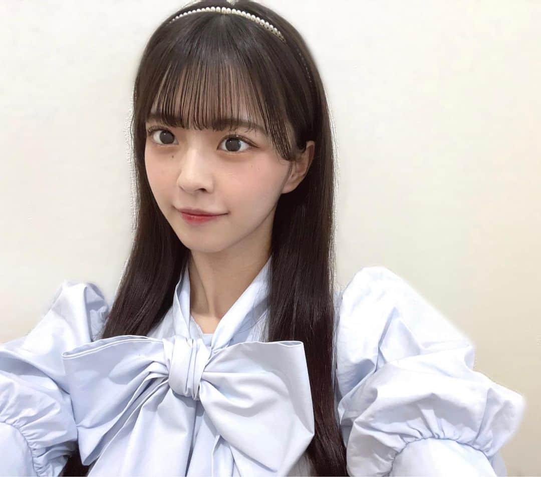 桜田彩叶のインスタグラム：「たまにはガーリーなのもいいよね 🩰🪞♡  #ブラウス  #ブラウスコーデ #リボンブラウス #treatyourself  #フレンチガーリー  #カチューシャ  #ストレートヘア」