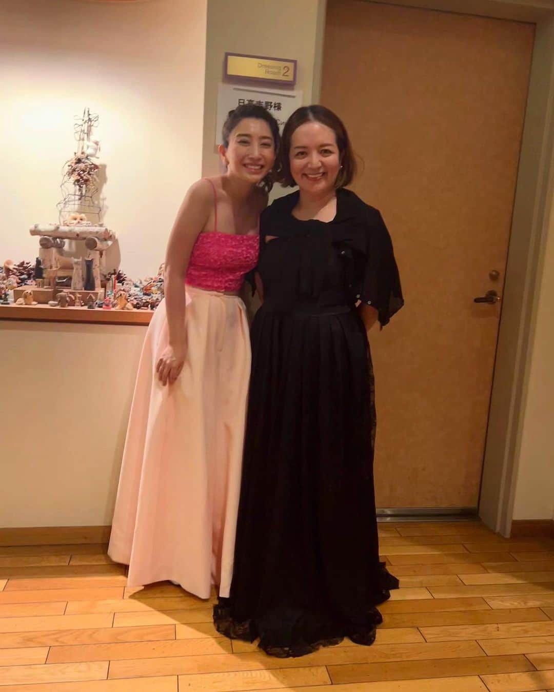 木嶋真優のインスタグラム：「久々の素晴らしい紀尾井ホールでのコンサート終わり🎻 3.4個目の動画の通り @itsukosakano と笑ってばかりの楽しい１日でした。 いつもありがとう！You make me happy💓 お世話になった皆様、 ありがとうございました🙏」