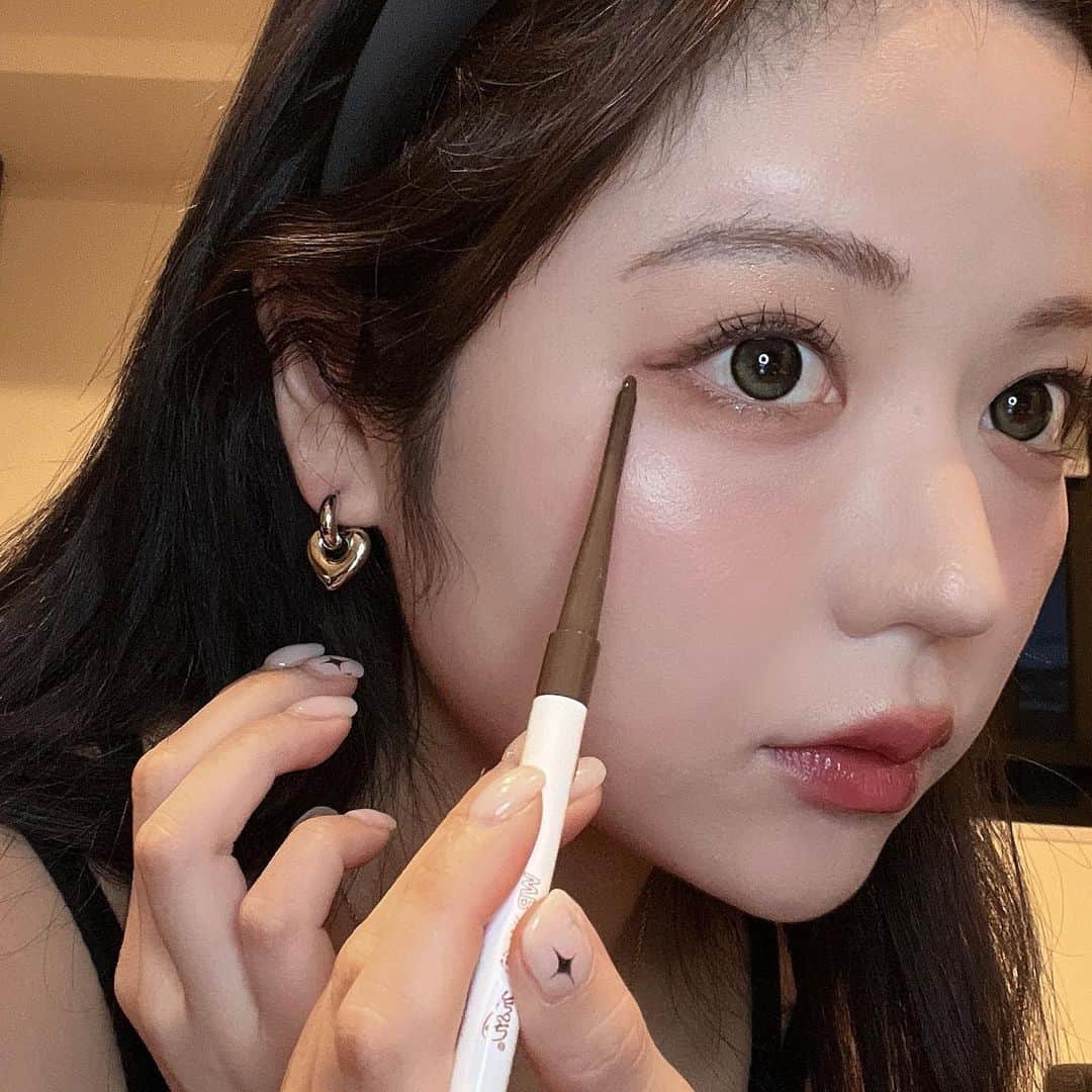のインスタグラム：「涙目のわたしでもにじみにくいペンシルアイライナー🤎  @loveliner.official のペンシルアイライナーはカラーが豊富なのでどんなメイクor肌色にも合いやすい👀　  Maple Brown▷イエベ向き、オレンジメイクに似合う Ash Brown▷少し赤みがあるのでピンク系のメイク、垢抜けたい人におすすめ Medium Brown ▷王道なブラウン系で強すぎない優しい目元に Rosy Brown▷血色感をだしたい、デートメイクに  Medium Brownをこの日使っていて、4枚目は夜中に友達が撮ってくれたんだけど綺麗にラインが残ってた👏🏻(インラインもこのアイライナー)  リキッドアイライナーより柔らかい印象になるしするする描けるのでアイライン描くの苦手な人にもおすすめです♡  #ラブライナー #loveliner #ラブライナーペンシル #ペンシルアイライナー #アイライナー #PR」