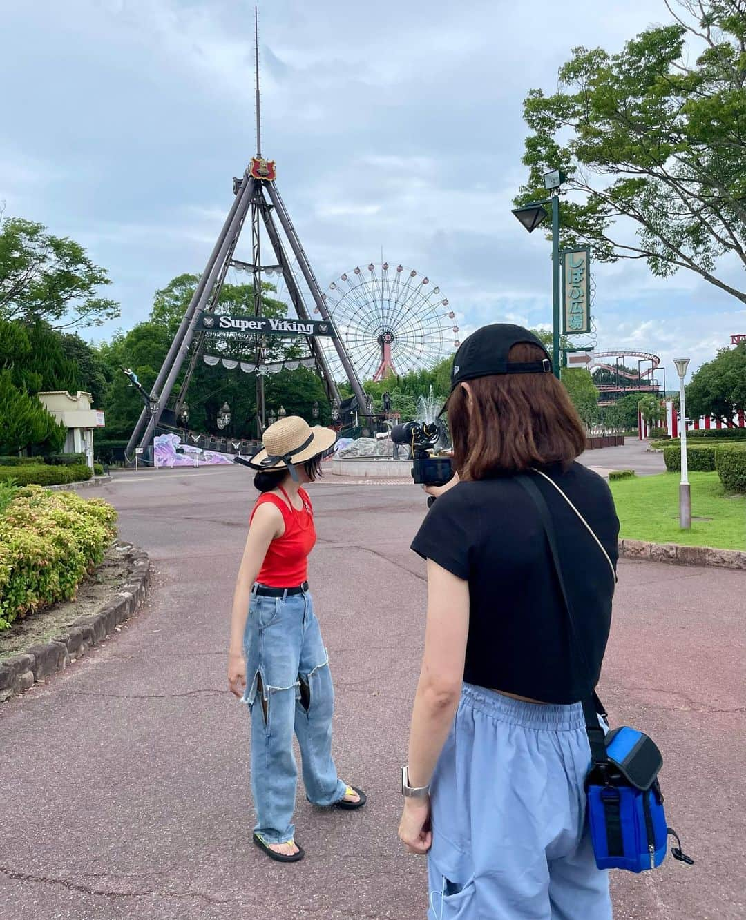 北原里英のインスタグラム：「🧡the orange🧡  広島県福山市にある 🎡みろくの里🎡 の夏季限定プール『the orange』に 遊びに行きました🧡🩵  見てーっ オレンジと水色のコントラスト… 映えすぎる🥹🧡🩵 めっちゃ好きな組み合わせだ…🧡🩵  約15年ぶりの大きなプールに大はしゃぎしました🫶🏻⭐︎ スライダーとかも乗った…❤️‍🔥 最高すぎた！！！！！  YouTube撮影してきたので楽しみにしていてください✌🏻🧡🩵   #みろくの里 #みろくの里プール  #theorange」