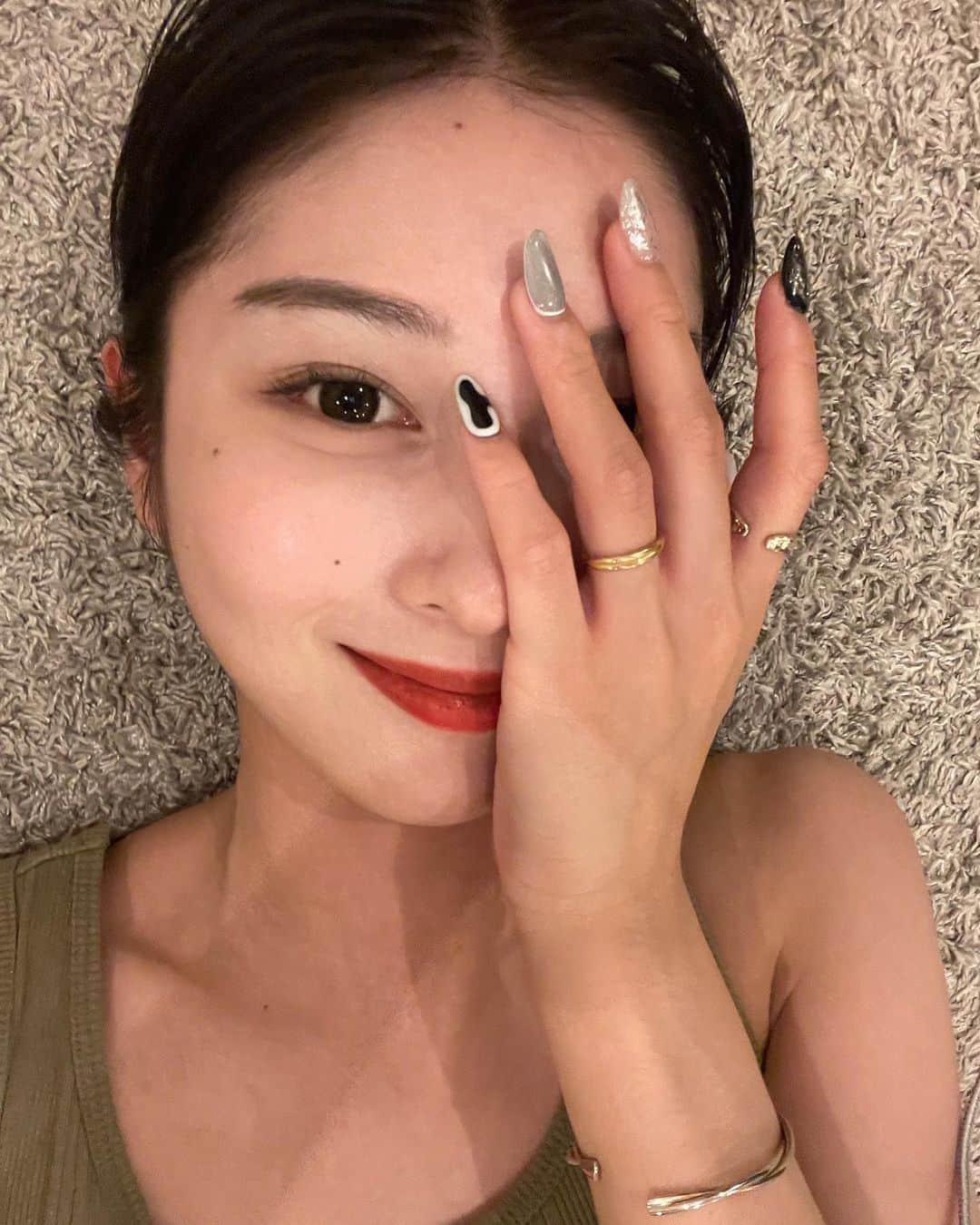 広瀬梨奈のインスタグラム：「今回は5本ともnailの柄を変えました🖤 一本一本丁寧に仕上げてくださって やっぱりゆうかさんのネイルからは抜け出せない🥹📸💕  ネイル探してる子いたら是非チェックしてみて！！ 本当にセンスあるから🥰  #nails #ねいるデザイン #夏ネイル #モノクロネイル」