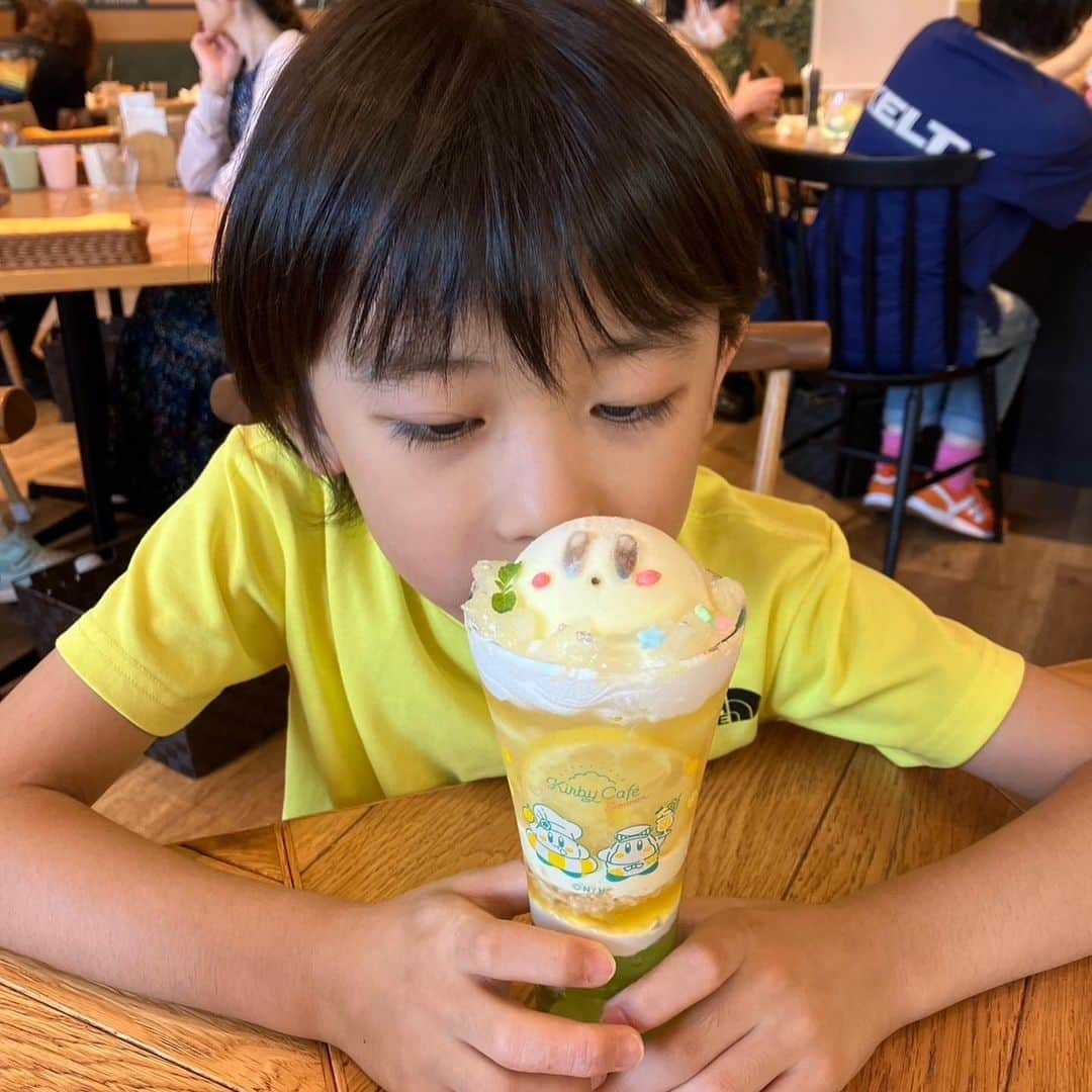 佐藤遙灯さんのインスタグラム写真 - (佐藤遙灯Instagram)「・ 8歳になりました🎉 ・ 今年の誕生日はカービィカフェ🌙 ・ たくさん食べました！ ・ 「８歳は頑張る✊」 と言っていました😇 ・ 大空も便乗して「がんばる！」 と言っていました😆 ・ これからも応援よろしくお願いします🌟 ・ #8歳のお誕生日 #家族でお祝い  #カービィカフェ #たくさん食べた #8歳も頑張るぞ #はるたす #佐藤遙灯  #スペースクラフト #スペースクラフトジュニア」7月28日 21時29分 - sato_haruto__official