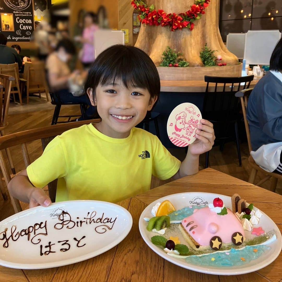 佐藤遙灯のインスタグラム：「・ 8歳になりました🎉 ・ 今年の誕生日はカービィカフェ🌙 ・ たくさん食べました！ ・ 「８歳は頑張る✊」 と言っていました😇 ・ 大空も便乗して「がんばる！」 と言っていました😆 ・ これからも応援よろしくお願いします🌟 ・ #8歳のお誕生日 #家族でお祝い  #カービィカフェ #たくさん食べた #8歳も頑張るぞ #はるたす #佐藤遙灯  #スペースクラフト #スペースクラフトジュニア」