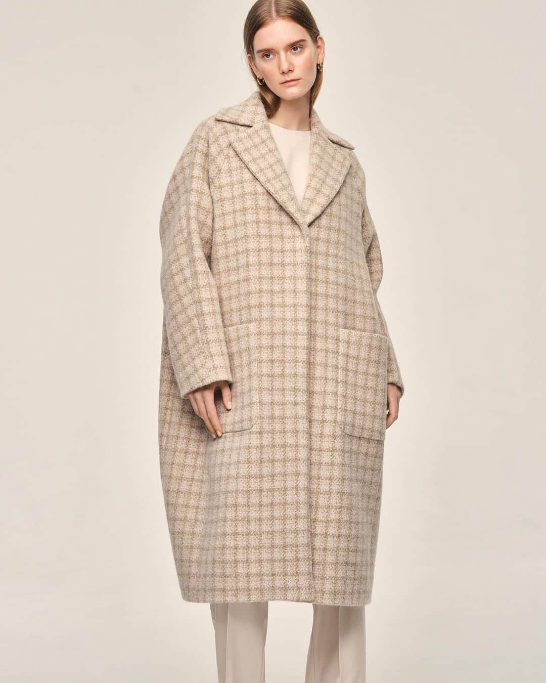 Theory luxe official account.のインスタグラム：「［LOOKBOOK FALL 2023］  COAT：Ottawa Blake(10月発売予定) BLOUSE：New Saxony Light Suni L(10月発売予定) PANTS：New Saxony Light Tila(10月発売予定)  #theoryluxe #セオリーリュクス #コート #ロングコート #冬アウター #チェック柄 #ブラウス #パンツスタイル #ワントーン #ワントーンコーデ #ワントーンコーディネート #ベージュコーデ」