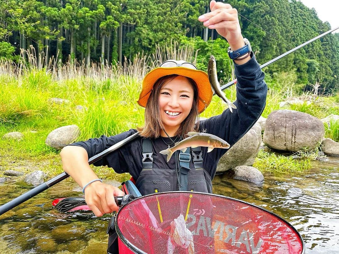 渕上万莉 のインスタグラム：「アユ釣り🎣⛰  最近にっしゃんとドハマり中で 休みがあればアユかイカ釣り🌙に明け暮れてます♨️🧟‍♀️  去年の9月から本格的にはじめたばっかりで、未だ周りの人達に助けてもらってばっかりやけど新しい釣りの世界に魅了されてます🥹🙏🏽✨  三重県内水面漁連さんの協力でYouTube企画もさせていただき🎥 色んな川で釣りができました✨  この日は地元、三重県名張市の #長瀬太郎生川 での撮影でした🎥✨  私の『FUCHIBITE』YouTubeでアップしてるので是非見てねっ😆📱🎣  明日からは憧れの福井県 #九頭竜川 へいってきます🚗✨  そして明後日は九頭竜川中部漁業協同組合さま主催の#レディース杯　にも参加させていただきます🥹✨  まだまだ超初心者で🔰川を歩けるかどうかさえも不安ですが😂💦  女性鮎釣り師さんたちの釣りを間近で見れる事はめちゃくちゃ楽しみでワクワクしてます😍❗️  その様子も動画撮影してくるので 楽しみにしててねー🙃☀️☀️ 珍事件ばっかりかもしれんけどね（笑）😂💦  にっしゃんには 『とりあえず流されずに帰ってこい』と🐒  本当に最近水難事故多いから気をつけようね‼️  #アユ釣り #鮎釣り #友釣り #川釣り #がまかつ  #鮎 #フッチー #渕上万莉」