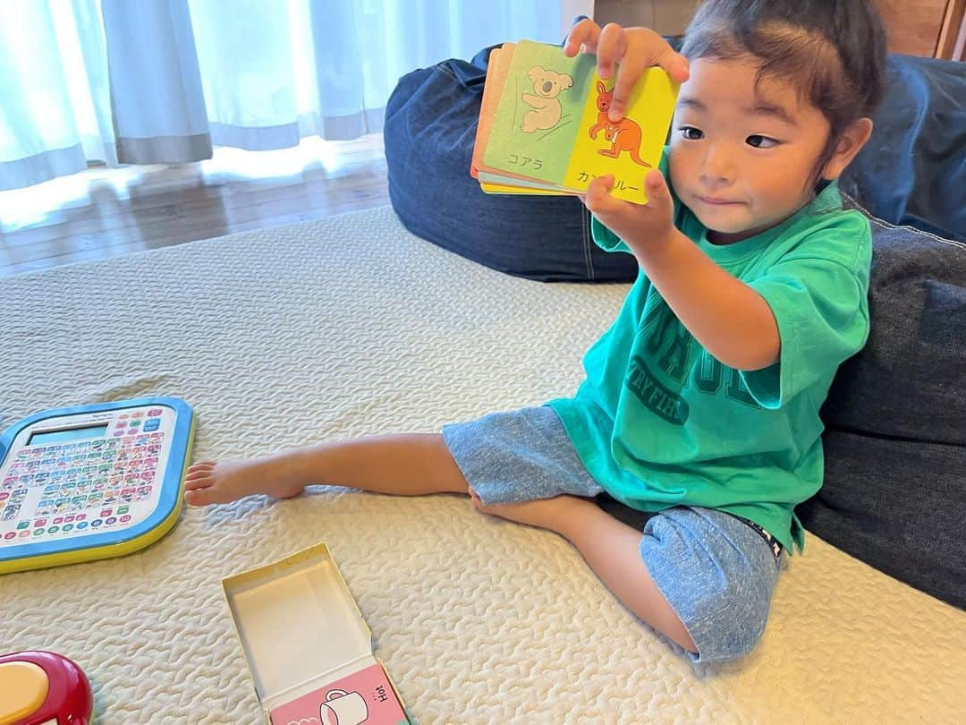 aco.さんのインスタグラム写真 - (aco.Instagram)「2023.7.28  このところ息子ネタ⚽️ばかりですが 県大会前はずっと誰かが体調を崩していて ヒヤヒヤしておりました💦  娘が体調を崩して幼稚園を休んでいた日、 偶然にも @toysub_kids さんのおもちゃが届きました🧸  月額制#知育玩具 のレンタルサービス、 何度か利用させてもらっているので 娘も箱を見たら、もう目が輝いていました📦✨  今の娘にぴったりだろうなぁ〜と思う おもちゃをリクエスト  今回は ・ひらがなカタカナタブレット ・キッズミニキーボード ・プログラミングビー 　（写真撮れてなかったけど 　　背中のボタンを操作して、 　　動作パターンをプログラムできます） ・カラフルキャッスル 　（パーツを組み合わせてボールの通り道を作っていく 　　お城の立体迷路） ・マグネットビーズアート ・すきなのどっち？ 　（自分で選び（自己選択）、自分で決める（自己決定）、 　　自分の思いを伝える（意思表明）ことを大切にするゲーム）  ※遊び方の説明も一緒に届きます☝️  娘の月齢、興味に合わせて選んだので 今回もどれもすごい食いつきでした！  体調を崩して家に篭りがちだった頃や ちょうど夏休みで家で過ごすことが多い今、 目新しく、且つ、 子どもの興味にジャストフィットしたおもちゃが借りられるのは すごくありがたい🥹✨  息子のサッカー応援で連日、外出していた時も おもちゃを持って行っていたので 空き時間に楽しく過ごせて助かりました！ . . . おもちゃが増えて困る、 どんなおもちゃを選んでいいか分からない、 せっかく買っても遊んでくれない… なんていう悩みから解放され 色んなおもちゃを試せる#Toysub は ✔︎ 一人ひとりにあわせたパーソナルプランで 　おもちゃをお届け！ 　おもちゃの要望もリクエストOK ✔︎月額 3,674yen (送料・返送料込)  ✔︎返却期限・延滞料金なし ✔︎およそ隔月で計15,000円以上のおもちゃ6点が届く ✔︎壊れても原則、弁償不要 ✔︎気に入ったおもちゃはお得に買取可能  「お友達紹介キャンペーン」 もあるので 気になる方は使ってくださいね↓😊  初月利用料 3,674円 (税込) →1,500円OFF ▷▷▷ https://invy.jp/toysub/invite  . . . . . #toysub #トイサブ #pr #知育おもちゃ #知育遊び #3歳おもちゃ #おもちゃのサブスク #おもちゃレンタル #3歳 #10月生まれ #3歳女の子 #幼稚園児 #こどものいる暮らし #こどもと暮らす #子育てを楽しむ #11歳差子育て #年の差兄妹 #年の差育児 #暮らしを楽しむ家づくり #暮らしの記録 #日常を楽しむ #日常を楽しく .」7月28日 21時32分 - aco.chaaaaan