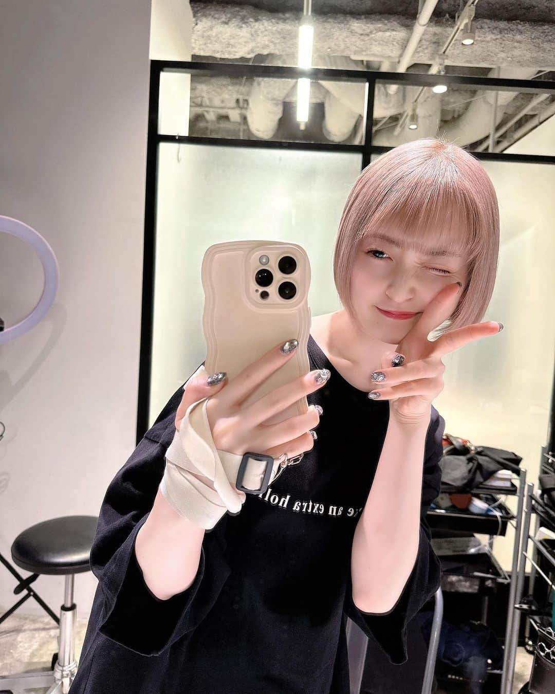 のインスタグラム：「ハイトーンボブしか勝たん #ハイトーンボブ #ミニボブ #ショートボブ」