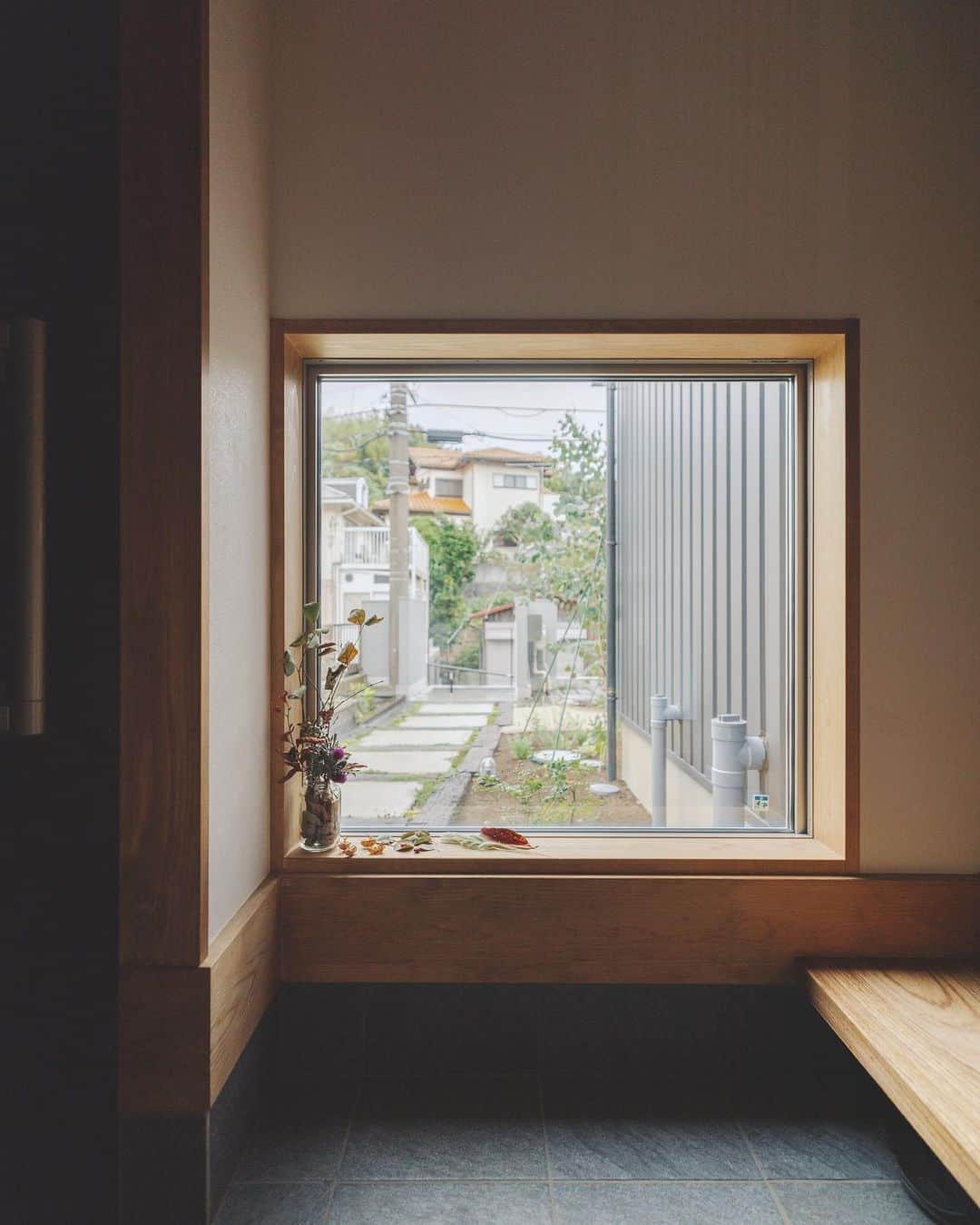クボタ住建さんのインスタグラム写真 - (クボタ住建Instagram)「「木の家だからできること」  #クボタ住建  家の顔と言われる玄関は、来客が必ず入る場所です。 玄関に入った瞬間、その家全体の雰囲気が伝わります。 いつでも家族を優しく送り出し、暖かく迎えてくれるこだわりある空間にしたいですね。  ＜クボタ住建施工＞  @kubota_jyuken  #玄関 #玄関収納 #洗い出し #造作提案 #osb合板  #玄関クローク #玄関照明  #玄関タイル #サンワカンパニー #オーダー建具  クボタ住建は優しく温かい自然素材の木の家をつくります HP & more photos→@kubota_jyuken 施工事例多数掲載しております。 ホームページへもぜひ↓ https://kubotajyuken.com/  ⭐︎スタッフブログ⭐︎ https://kubotajyuken.com/blog/  #クボタ住建 #神奈川の注文住宅 #大和市#湘南の家#suumo注文住宅 #自由設計 #木の家 #無垢の家 #自然素材の家 #和モダンな家 #暮らしをつくる #暮らしを楽しむ #丁寧な暮らし#構造現し  クボタ住建 棟梁の自宅、随時見学受付ます。 資料請求やお問い合わせも是非。 メッセージDMでもどうぞ」7月28日 21時37分 - kubota_jyuken