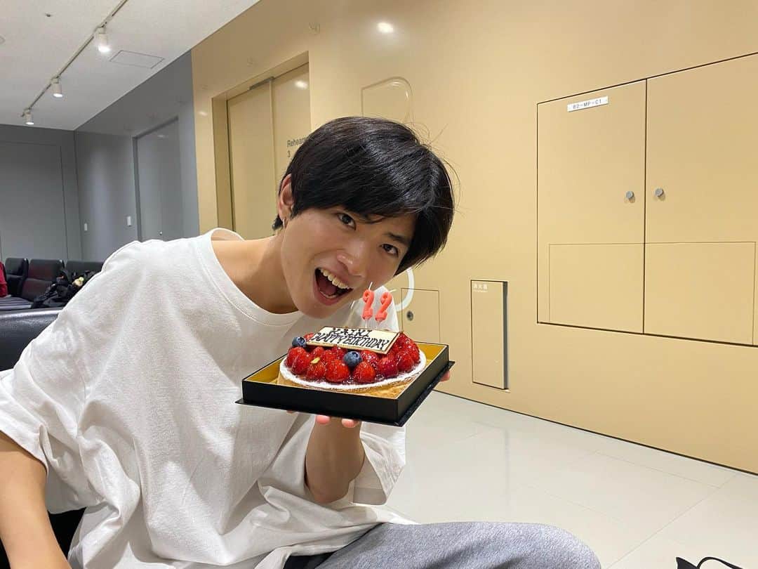 のインスタグラム：「2ヶ月ほど前ですが、 メンバーに誕生日祝って貰ってました🎂 改めて22歳の木村よろ💨  #木村魁希 #22歳#steamblood #スチブラ」