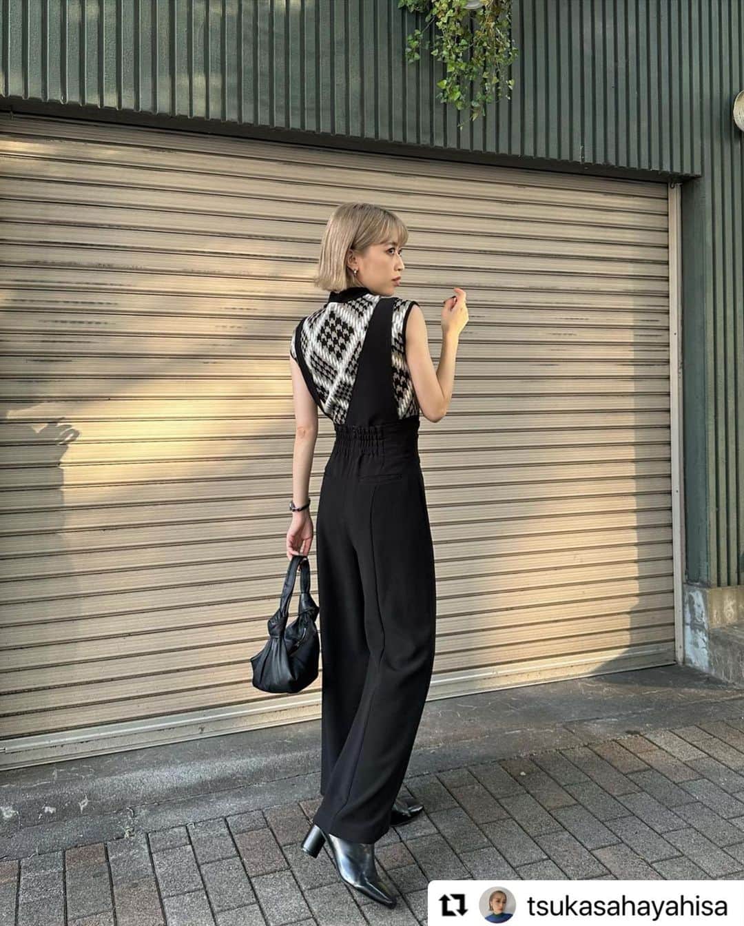 MURUAのインスタグラム：「#Repost @tsukasahayahisa with @use.repost ・・・ 新作✨ 予約の時からとっても人気やった ニットタンクとサスペンダーパンツが 今日からついに発売になりました〜☺️👏わい  早くも秋カラーなニットタンクだけど 薄手なので今からでも着れるよ🙆‍♀️  サスペンダーパンツも さすがMURUAとしか言いようのないシルエット🥺✨ チェーンディティールもワンポイントでかわいいよね🤍  @tsukasahayahisa のTOPのURLから 見てみてください✨  それにしても今日暑すぎない、、、🥹💦☀️  #murua #murua_snap #ootd #ootdfashion #coordinate #fashion #murua2023aw」