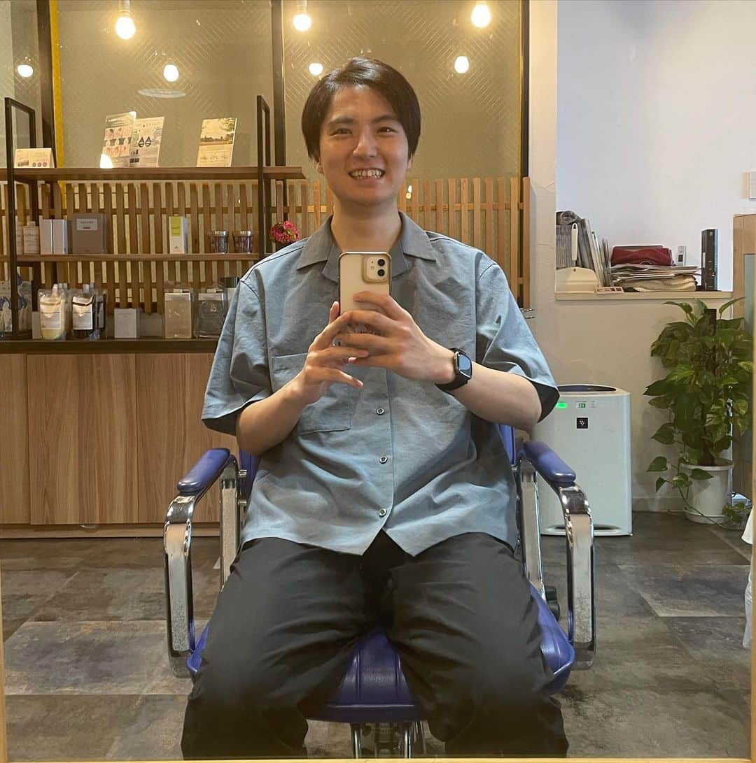 一平（Gパンパンダ）さんのインスタグラム写真 - (一平（Gパンパンダ）Instagram)「髪切りっぺー！！  むちゃくちゃ！！髪が！！！伸びていた！！！！  そんな時は、いつもお世話になっている美容院へ。 そう、桜新町 髪庵ゆかし(@takumi_kanbayashi )のたくみさんがいなかったら、わたしの外見は滅していたでしょう。 3枚目をご覧ください。 その後に２枚目をご覧ください。  鬼の垢抜け方ですね？？  おしゃが全くわからない僕も、いつもお任せでいい感じにしてくれていて、めちゃくちゃ助かっているのです……！！！  それもこれも、 キングオブコント2023 2回戦がもうすぐあるから！！！ 8月2日2部Fグループになりました！！  うおおおおー！！！ ぎょねこも同じブロック！一緒にがんばろなー！！！！  そして、8月1日にはテレビも放送される予定！また告知します！！  #髪庵ゆかし #桜新町 #おしゃっぺー #美容院 #Gパンパンダ #キングオブコント #ドキドキすぎる」7月28日 21時39分 - gpanpanda_ippei