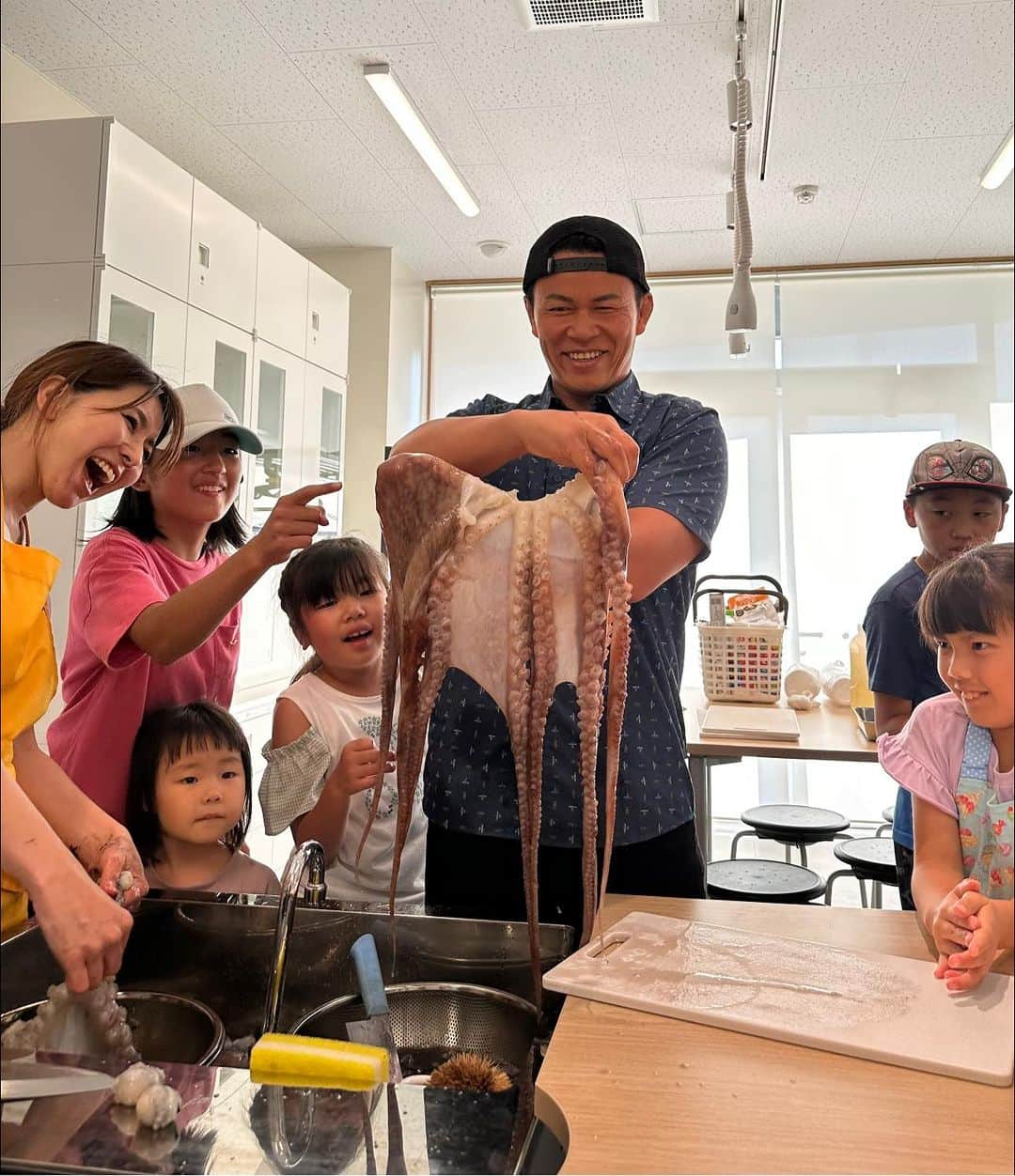 須藤元気さんのインスタグラム写真 - (須藤元気Instagram)「子供たちと一緒に地元産の活たこで「タコ唐揚げ」を作りました。子供たちに食の知識と選択する力を学んでもらい健全な食生活を実践する大人になってほしいです。筋肉にたんぱく質は必須要素だよ〜 #釜石市 #三陸海岸 #食育」7月28日 21時41分 - sudogenki