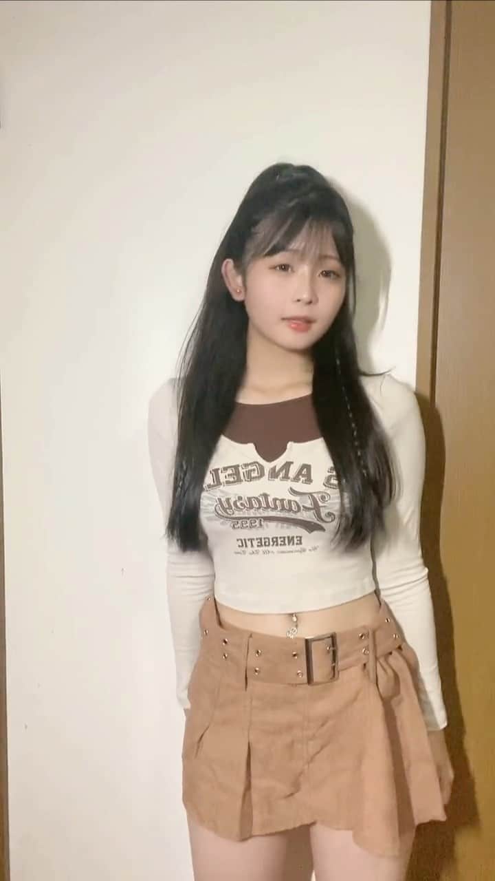 【TikTok】高校生エンタメ研究所のインスタグラム：「可愛さが止まらない 沖縄中学生もえちゃんです👼 ⁡ 息の仕方を忘れるほどの可愛さで 男子にも女子にも大人気です✨  この服似合ってて好き🎶 ⁡ 【本日のモデルさん】 @m_oe.0411  ⁡ TikTok ⇒ 🖤🤍もえ🖤🤍 ⁡ いつも見てくれて ありがとうございます✩ ⁡ 全国の皆さまが推してる 高校生をご紹介👼 ⁡ リール投稿は、完全他薦の DM投票制で 選出させて頂いてます。 #TikTok総選挙 ⁡ 『今、日本一モテてる高校生』 をリアルに掲載しているメディア ⁡ 全国の芸能事務所 各メディア、雑誌の編集部 レコード会社も含めた プロデューサーの方々と 提携しています！ ⁡ 次世代スター発掘などにも 貢献できれば光栄です。 ⁡ ⁡ 〜運営からのお願い〜 ⁡ いいね！お気に入りボタン！ ポチッとして頂けると嬉しいです👍 ⁡ また、投稿の下にある 飛行機マークを押してシェアして いただけると喜びますっ‪⸜‪‪☺︎‬⸝‬‪‪ ⁡ 初めましての方は フォローよろしくです！😘 ⁡ #jc #jc3   #jcブランド   #08  #中学生  #中学生女子  #可愛い女の子 #tiktok #ダンス動画 #ティックトック #てぃっくとっく #ティックトッカー #美少女 #美少女図鑑 #ギャル #japanesegirl  #tiktokjapan  #japanesetiktok」