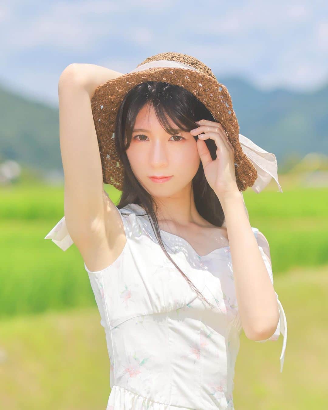 ちかちゃのインスタグラム：「. まぶしいの顔の写真☀️  ひまわりの写真だと思うやん、  一輪も写ってないんだな〜 . . . photographer:) @sak1photo #さきふぉと専属モデル #ポートレート #夏」