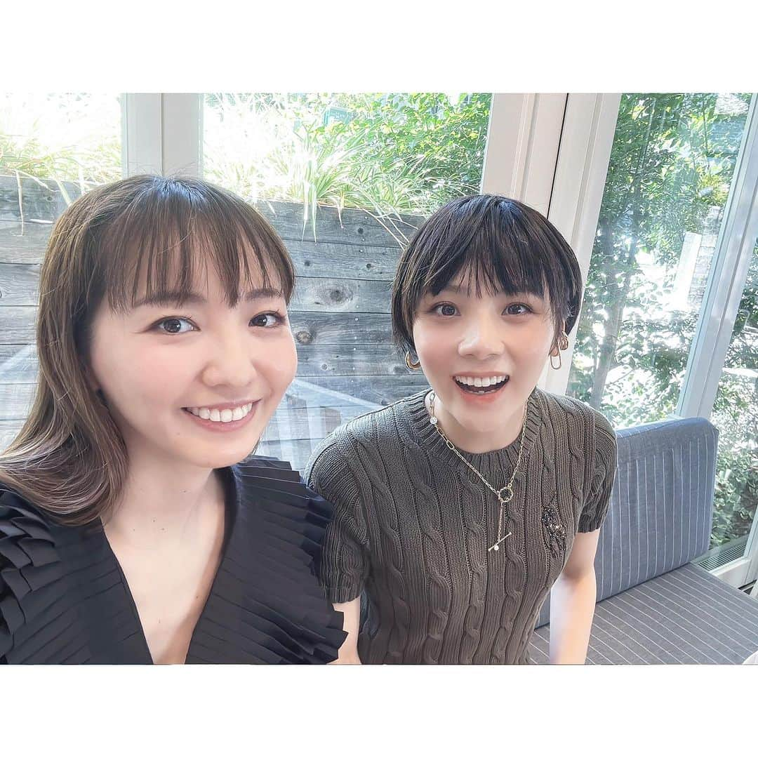 咲希あかねさんのインスタグラム写真 - (咲希あかねInstagram)「からん〜🙌 @karan_koppe   久しぶりにゆっくり会えた😊  人に対しても、自分に対しても誠実な人。 その誠実さや人柄は舞台からも伝わってきます！  “何でもできてセンスがある人”という印象ですが 何でもできるために努力を惜しまない人 そして、その努力を努力と思ってない人です！ 尊敬する91.5期の同期です♪  退団されても相変わらずおしゃれ😆 現役時代、センスの塊の彼女が楽屋に入る度に写真撮ってたなぁ〜✨ 私のフォルダーにはからんの私服がいっぱいです😏笑 なつかしい♪  #宝塚 #宝塚og #月組 #千海華蘭 #92期」7月28日 21時48分 - akane_saki