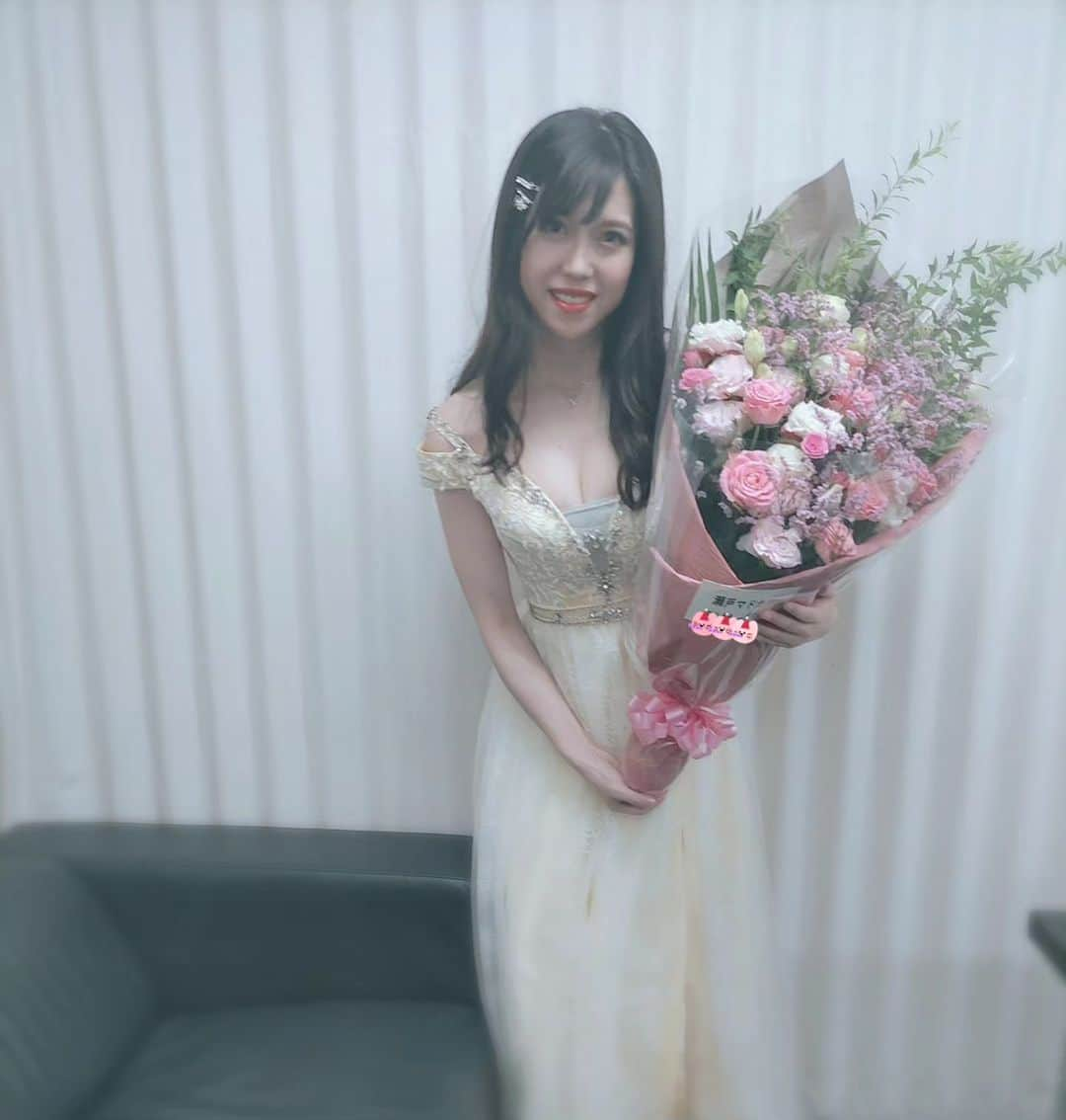 瀬戸マドカのインスタグラム：「楽屋にて📷お花や差し入れなどもありがとうございました💐🧸#時差投稿 7/18#公開収録 · 暑いですね〜🎐夏バテとか体調には気を付けてお過ごし下さいね🍧 · · · · · #瀬戸マドカ #楽屋花 #楽屋 #あなたに届ける音楽会 #原めぐみのsongstation」