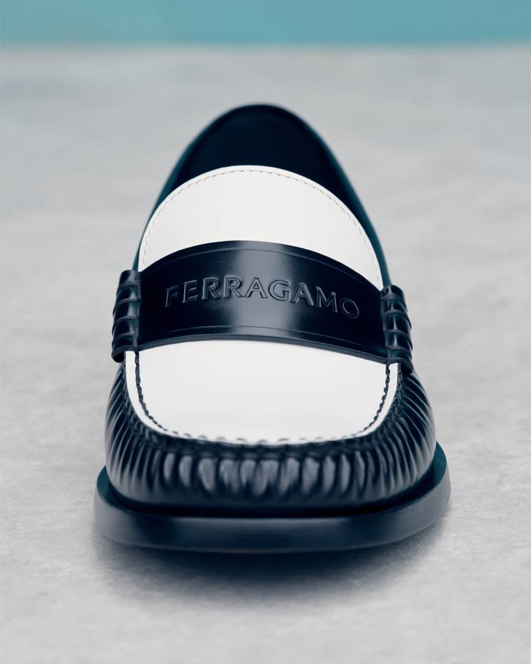サルヴァトーレ・フェラガモのインスタグラム：「LOGO LOAFERS. #FERRAGAMOPF23 #FERRAGAMOLOAFERS」