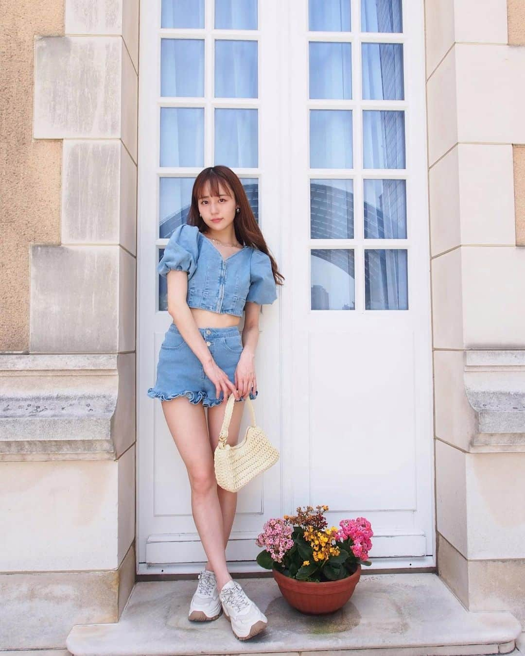 牧野真鈴のインスタグラム：「🩵💐 #denim」