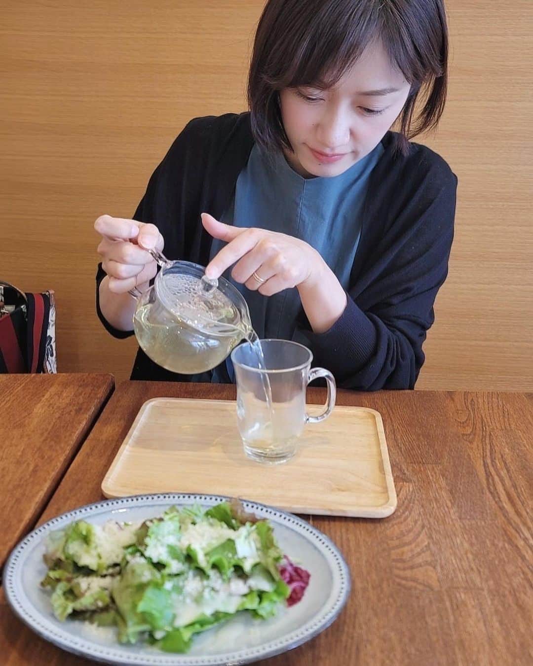 今村美乃さんのインスタグラム写真 - (今村美乃Instagram)「ほんと、全然更新してなくてごめんなしゃい🙇‍♀️🙇‍♀️  ありがたいことに、お仕事がとってもとっても山積みで瞬く間に毎日過ぎていきます。ほんっとうに毎日あっという間💨💨💨  お友達と遊んだり出来てないなぁ。ご飯食べたりも。誰か誘って〜笑笑  写真は旦那様と食べに行った、こどもの国駅近くのイタリアン　@nagakutsu.kodomo さんです！どれもとっても手がこんでいて、特にお手製ジェノベーゼソースパスタが大好きでした。  ::::::::::::::::::::  みんなはどんな信念や、人生の軸がありますか？私はやっぱり仕事みたいです。家族もだけど仕事してないと、自分がよくわからなくなっちゃう😅もう約20年ガムシャラに、それを中心に生きてきてしまったから、仕事をしない事というのは想像もつかないのです。  でも、人はいろんな環境の変化で変わっていかなきゃいけないからね。  仕事中心でがむしゃらの人生も、そのままで形を変えてマイナーチェンジしなくちゃいけない、と自分に言い聞かせてます😊😊  みんなの大切な、人生の軸は何ですか？？？」7月28日 21時54分 - imamurayoshino