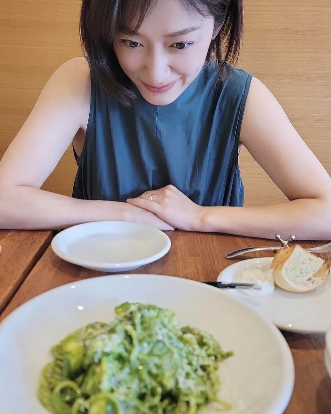 今村美乃のインスタグラム：「ほんと、全然更新してなくてごめんなしゃい🙇‍♀️🙇‍♀️  ありがたいことに、お仕事がとってもとっても山積みで瞬く間に毎日過ぎていきます。ほんっとうに毎日あっという間💨💨💨  お友達と遊んだり出来てないなぁ。ご飯食べたりも。誰か誘って〜笑笑  写真は旦那様と食べに行った、こどもの国駅近くのイタリアン　@nagakutsu.kodomo さんです！どれもとっても手がこんでいて、特にお手製ジェノベーゼソースパスタが大好きでした。  ::::::::::::::::::::  みんなはどんな信念や、人生の軸がありますか？私はやっぱり仕事みたいです。家族もだけど仕事してないと、自分がよくわからなくなっちゃう😅もう約20年ガムシャラに、それを中心に生きてきてしまったから、仕事をしない事というのは想像もつかないのです。  でも、人はいろんな環境の変化で変わっていかなきゃいけないからね。  仕事中心でがむしゃらの人生も、そのままで形を変えてマイナーチェンジしなくちゃいけない、と自分に言い聞かせてます😊😊  みんなの大切な、人生の軸は何ですか？？？」