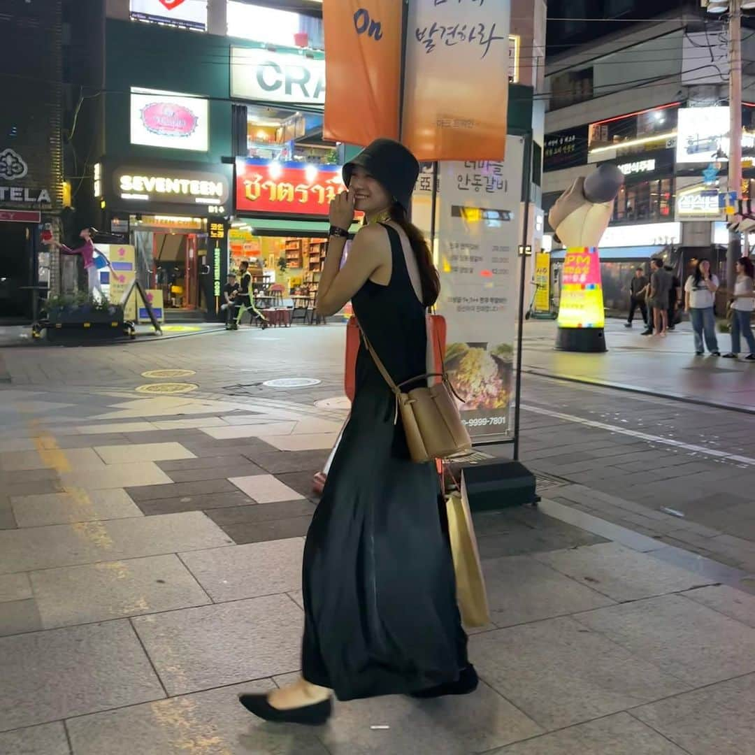 笛木陽子のインスタグラム：「1人旅✈︎🇰🇷 ㅤㅤㅤㅤㅤㅤㅤㅤㅤㅤㅤㅤㅤ 初めてのひとり海外旅(初韓国)はトラブルが付き物だけど 一泊2日でも韓国にいるオンニやお友達のおかげで 充実してたなぁ☺️♡ ㅤㅤㅤㅤㅤㅤㅤㅤㅤㅤㅤㅤㅤ 飛行機移動も楽ちんに過ごせるように  @bonjoursagan のワンピを❤︎ さらさらとした素材にロング丈だから 雰囲気も出せて夏にぴったり◎  韓国料理も美味しいし、カフェ文化だから 夜遅くでも営業している可愛いカフェが沢山🧸♡ ㅤㅤㅤㅤㅤㅤㅤㅤㅤㅤㅤㅤㅤ 今度は息子っち連れて行きたいな👦🏻 ㅤㅤㅤㅤㅤㅤㅤㅤㅤㅤㅤㅤㅤ #bonjorsagan#bs_style#pr#夏ワンピ#黒ワンピ#夏コーデ#韓国旅行#韓国グルメ#韓国カフェ」