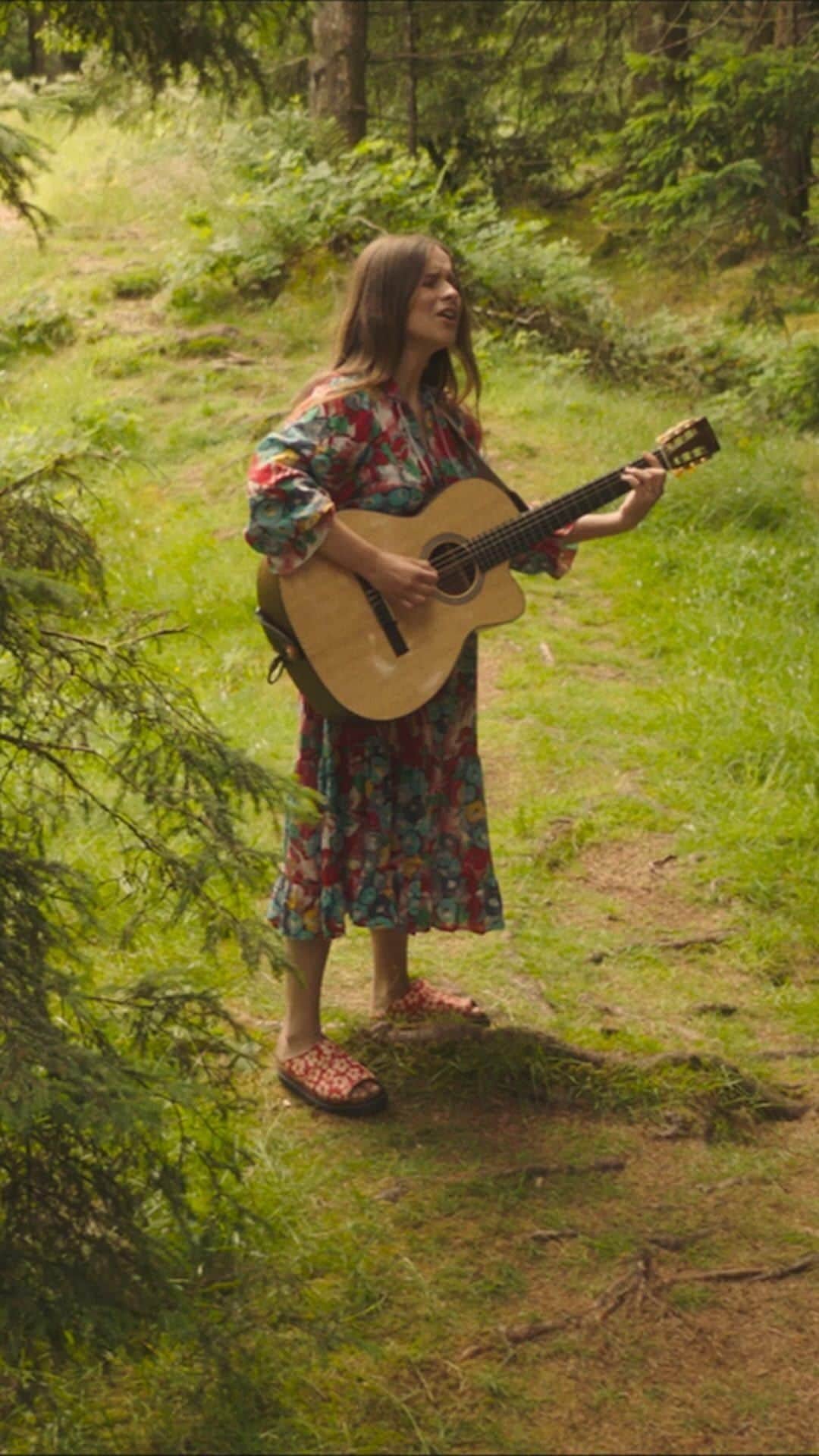 ガブリエル・アプリンのインスタグラム：「Acoustic magic in the forest 💫🌿  I sang Skylight to the trees and @mahogany captured it beautifully 🌳 I’m so happy they chose this location in Somerset for so many reasons!! I grew up here, my dogs LOVE this woodland, I love this woodland, and I shot the artwork for Phosphorescent here. I love it!! Full performance and chat video linked in my stories and bio xxx  Mahogany has teamed up with the ethical cosmetics company Lush this summer, and together we’ve been taking some of our favourite musicians into the great British outdoors to capture some magical Mahogany Sessions and interviews. From wheat fields, to moss-covered forests - this series combines our shared love of nature, the environment and music.  #mahoganysessions #gabrielleaplin #acoustic #mahoganyxlush #lush #somerset #nature #woodland #forests」