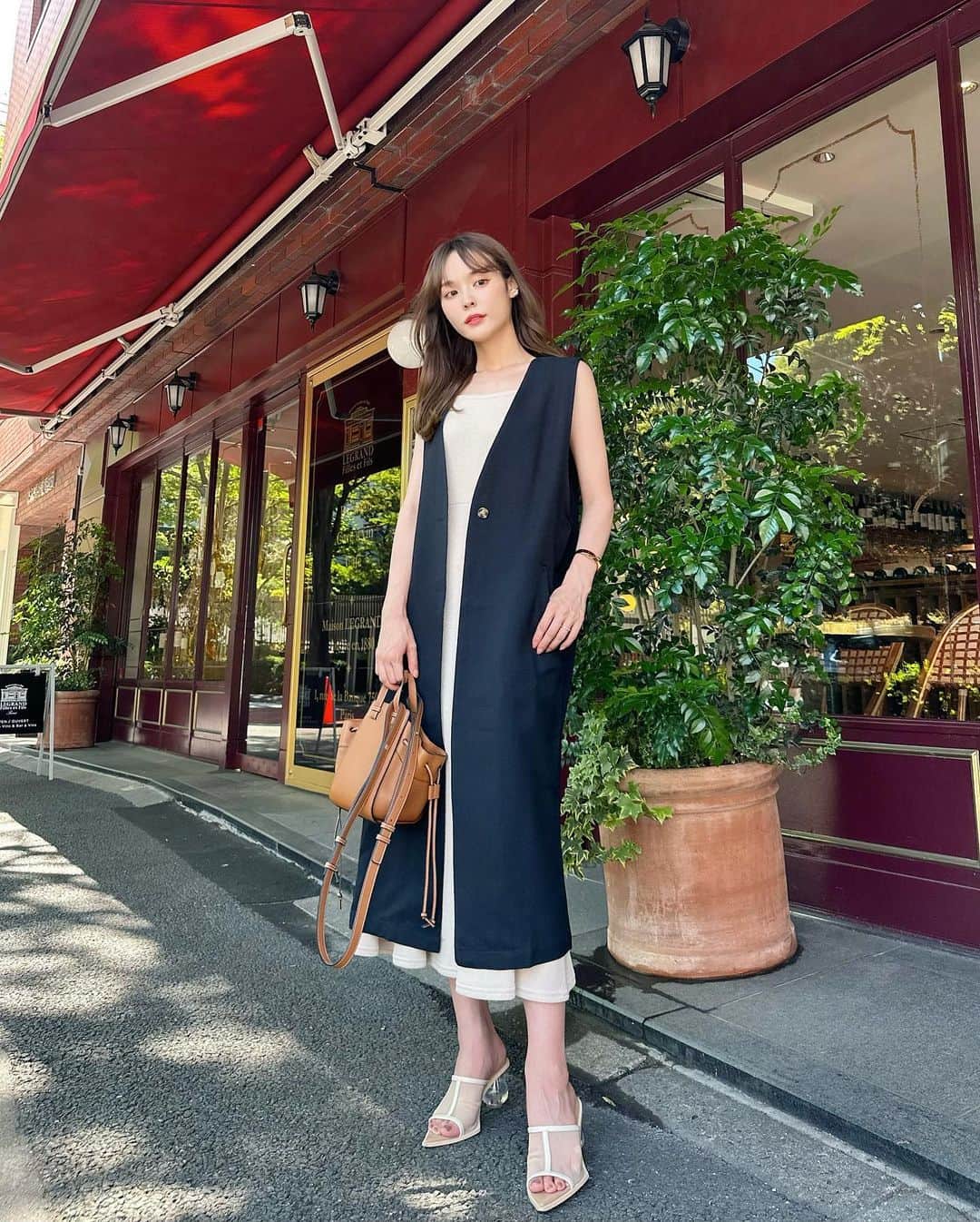 磯田 ひかる(Hikaru Isoda) のインスタグラム：「こんばんは🌛 今週も1週間おつかれさまでした！  まだまだ暑すぎるんだけど、もう秋服着たい気分になっている🍁🍂  キャミワンピにベストを足すだけで少し秋感でるね🤍  【着用アイテム】 Vest @classicalelf_official  知的さを+1。大人こなれ感叶う、ロングジレ ブラック Mサイズ ¥2,899  Dress @dholic_official  Bag @loewe  Shoes @evol_official0   ------------------------------ picaru：162cm / 骨格ウェーブ 1st ブライトスプリング 2nd ブライトサマー  大人可愛いスタイルアップコーデ ヘアメイクを合わせた トータルスタイリングを提案🤍  不定期にストーリーで ファッションお悩み相談募集中🥰 ------------------------------  他の投稿を見る→【@picaruuu】」