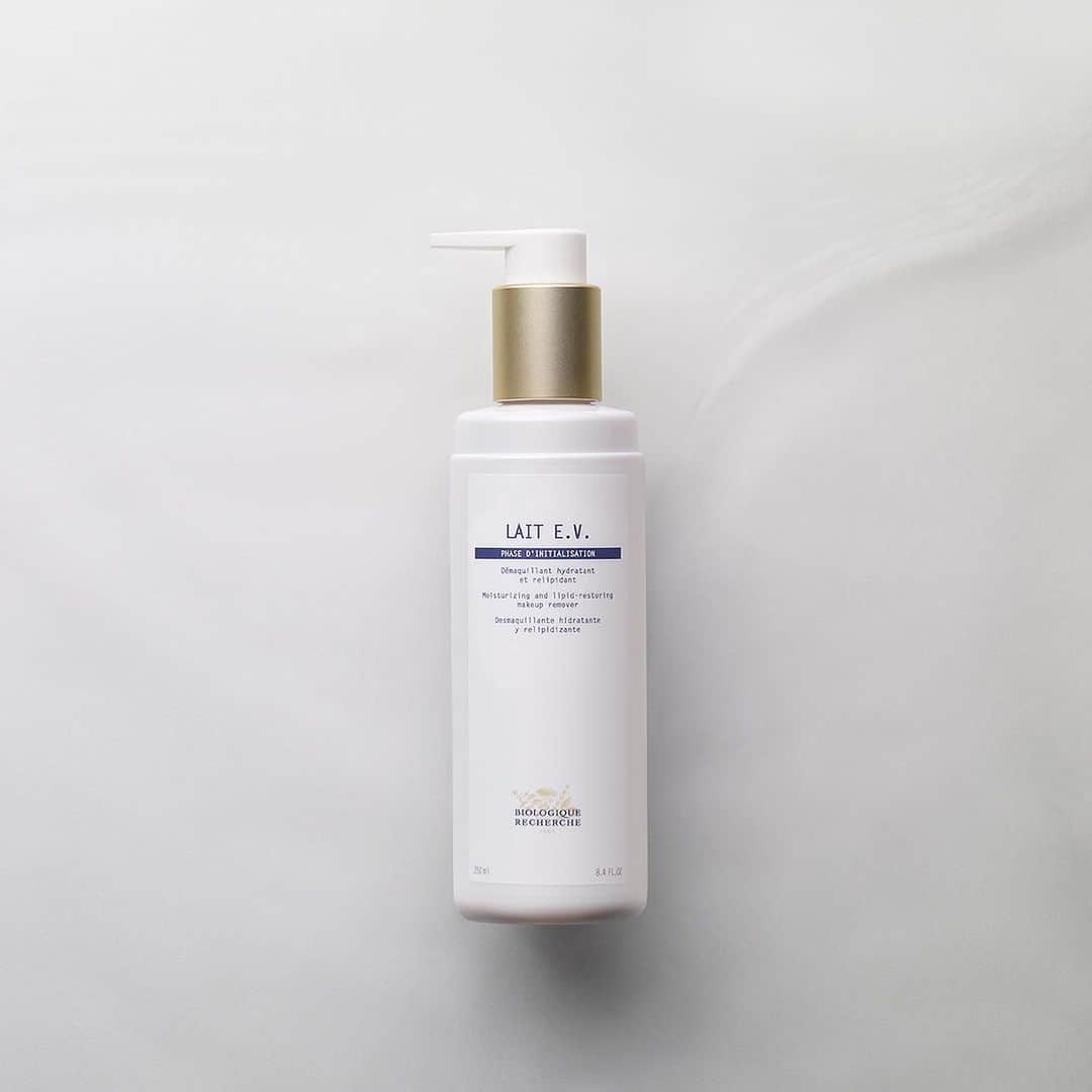 Biologique Recherche USAのインスタグラム：「Lait E.V.✨ developed for dehydrated and mature Skin Instants, has been reformulated for greater efficacy, showing exceptional results on skin dryness, hydration levels, firmness, and the appearance of fine lines and wrinkles.   The regenerating platform has been strengthened with the addition of raspberry seed oil, tsubaki oil and hyaluronic acid.   The lipid-restoring platform has been enhanced with the addition of avocado oil and loofah oil.   Lait E.V.’s rich texture cleanses the skin while intensely nourishing it to relieve sensations of tightness, leaving the complexion moisturized and comfortable.   Our test results show that Lait E.V. reduces skin dryness by 59%, increases hydration levels by 56%, increases skin suppleness by 27% and reduces the appearance of fine lines caused by dehydration by 26%.   #BiologiqueRecherche #FollowYourSkinInstant #BuildingBetterSkin #lait #cleansingmilk #LaitEV」