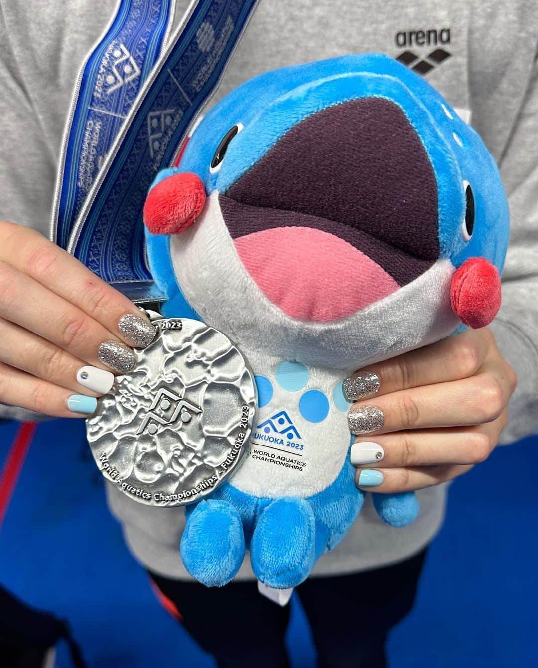 シボーン・バーナデット・ホーヒーさんのインスタグラム写真 - (シボーン・バーナデット・ホーヒーInstagram)「My first long course world champs medal 🥹🥹🥈 Really grateful for those who helped me refocus after my 200 free 🫶🏻  Fun fact: exactly two years ago today I won my first silver medal at the Tokyo Olympics! Japan seems to be my land of silver 😂  📷: @nichoyyk @01sports」7月28日 21時57分 - siobhanhaughey01